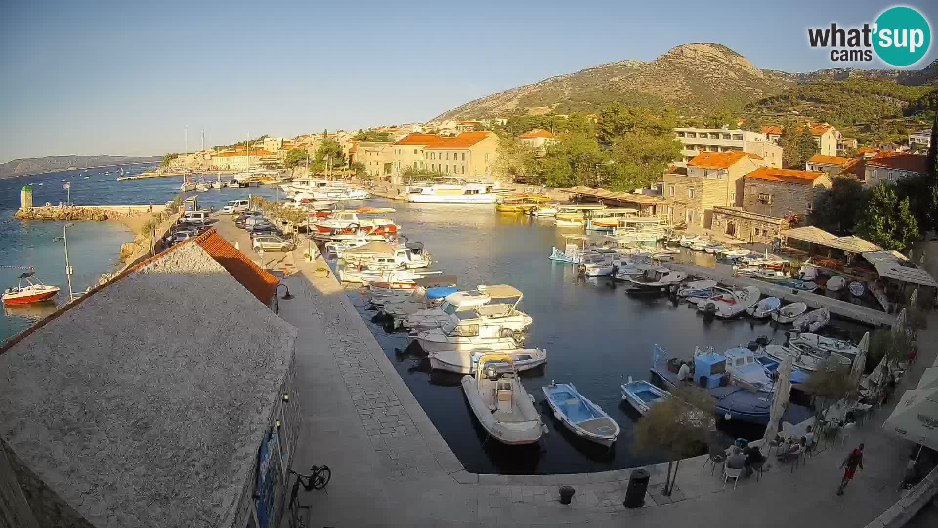 Spletna kamera Bol pristanišče – Pogled v živo na Rivo in marino