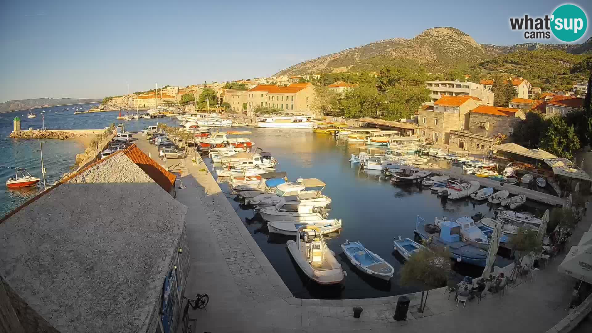 Spletna kamera Bol pristanišče – Pogled v živo na Rivo in marino