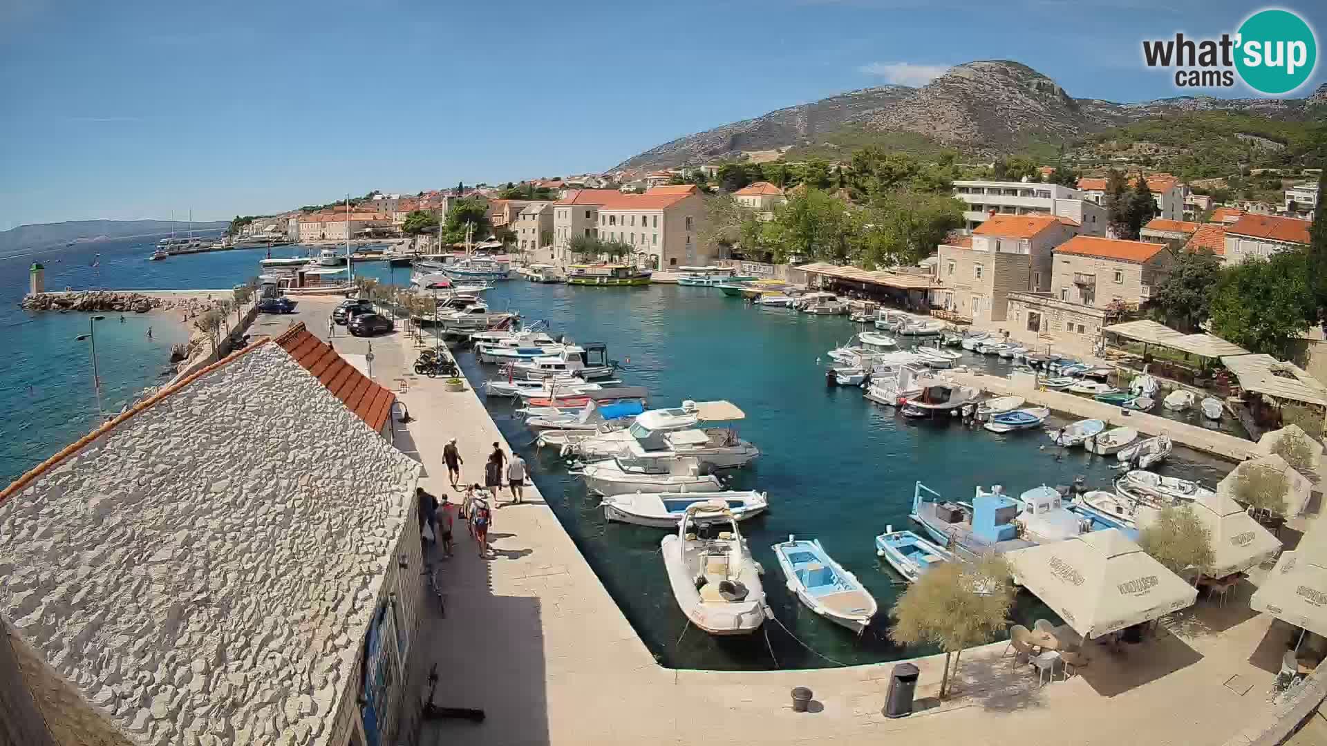 Web kamera Bol Riva – Pogled uživo na luku i marinu