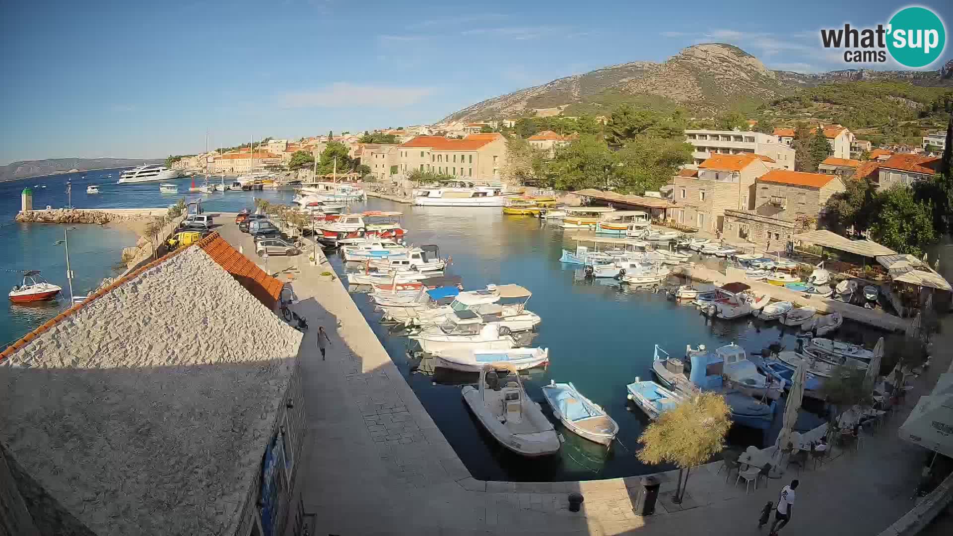 Spletna kamera Bol pristanišče – Pogled v živo na Rivo in marino