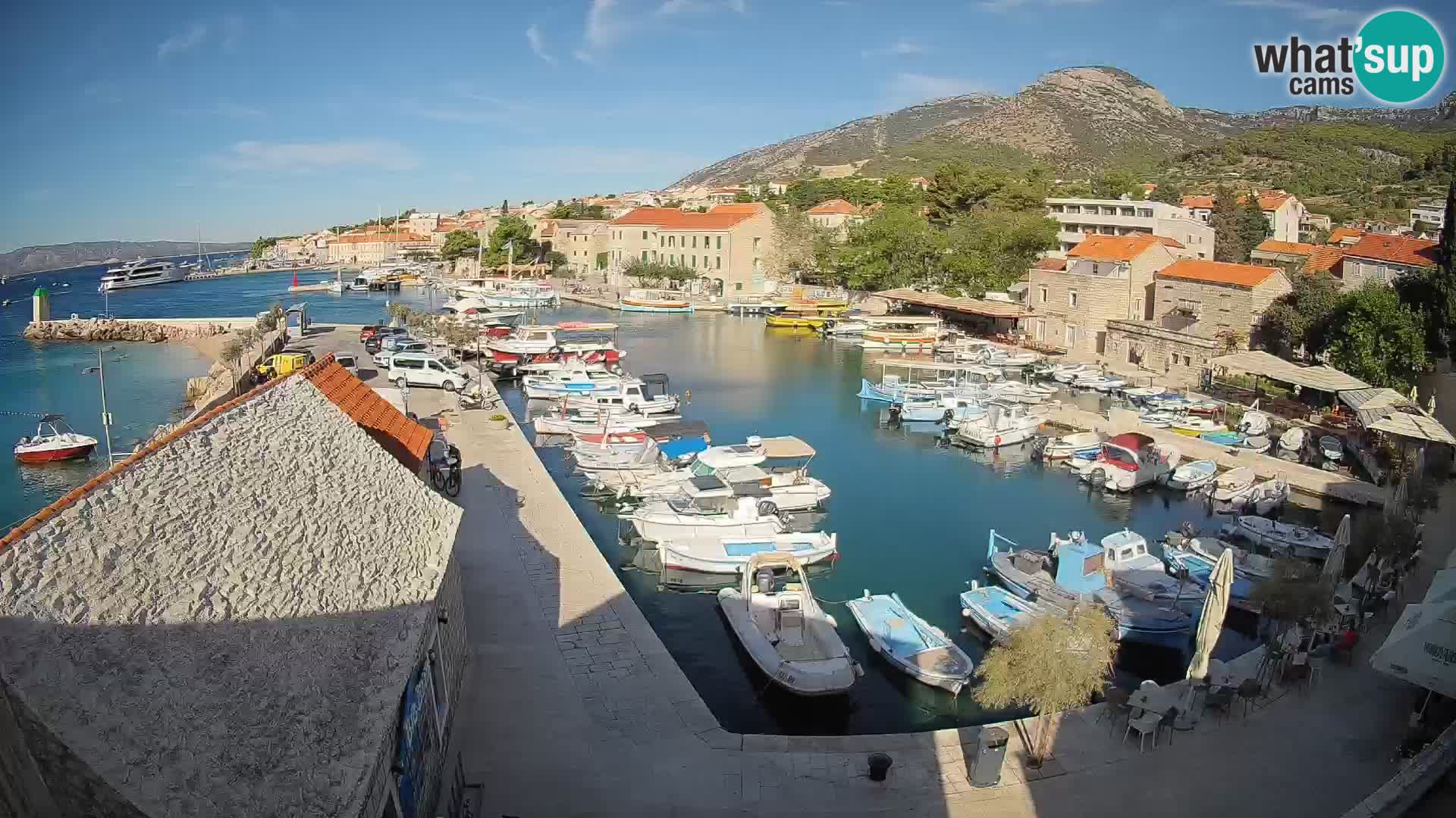 Web kamera Bol Riva – Pogled uživo na luku i marinu