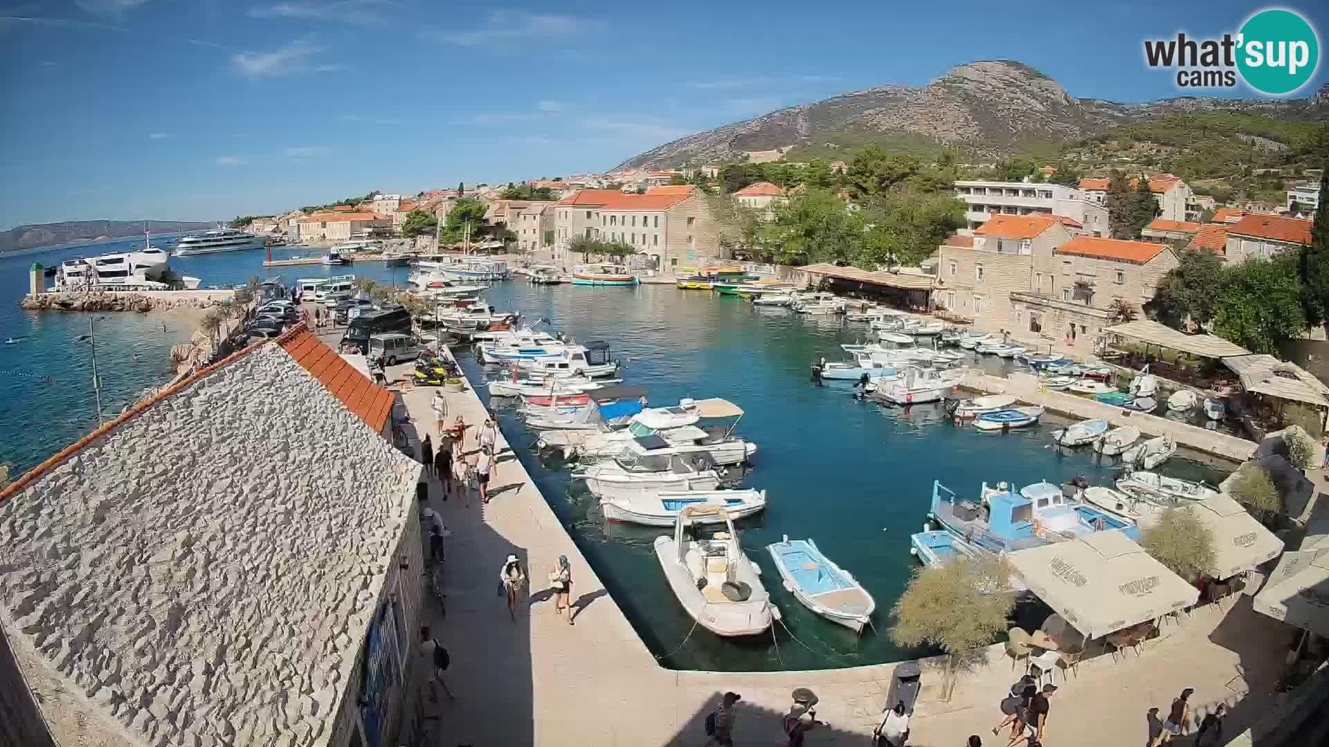 Spletna kamera Bol pristanišče – Pogled v živo na Rivo in marino