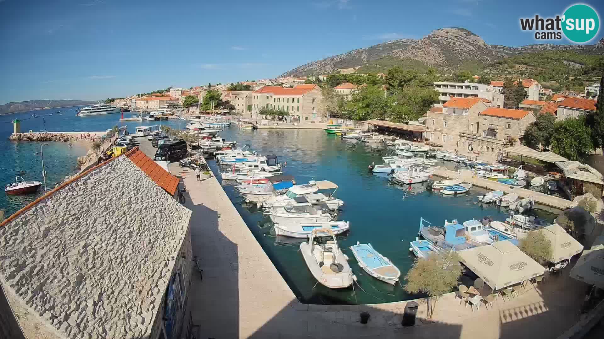 Spletna kamera Bol pristanišče – Pogled v živo na Rivo in marino