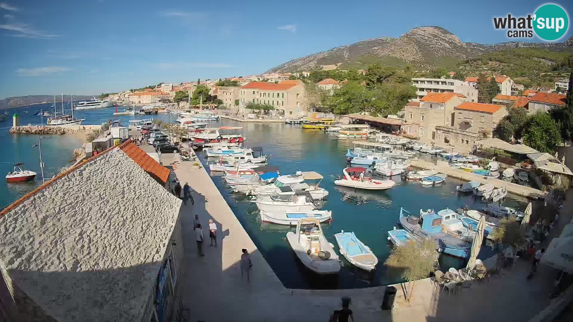 Spletna kamera Bol pristanišče – Pogled v živo na Rivo in marino