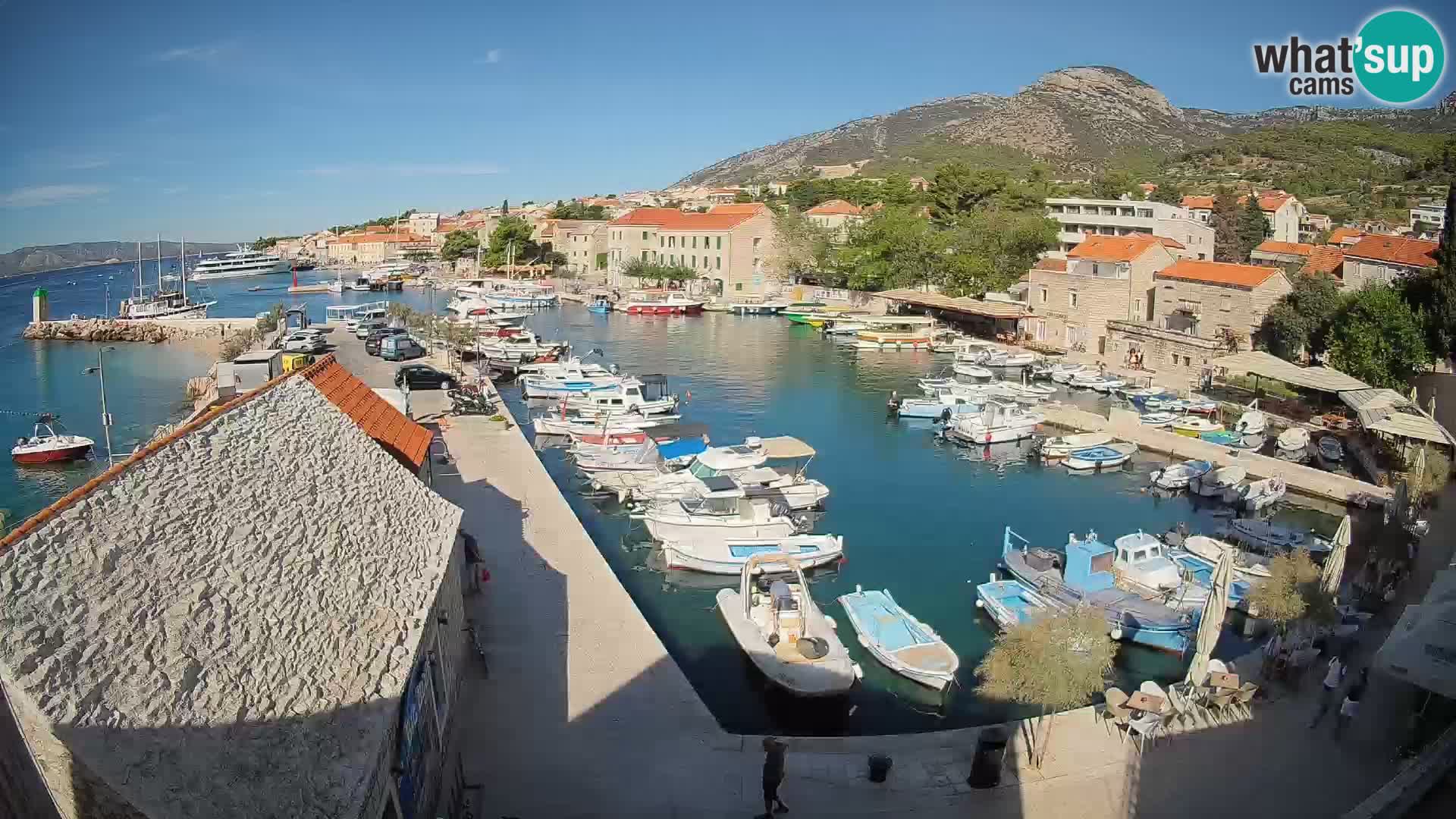 Spletna kamera Bol pristanišče – Pogled v živo na Rivo in marino