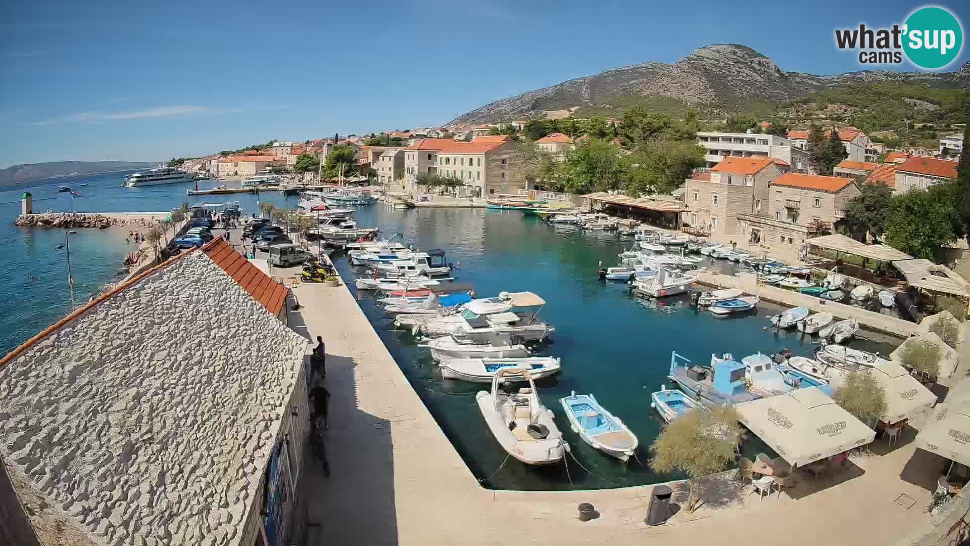 Spletna kamera Bol pristanišče – Pogled v živo na Rivo in marino