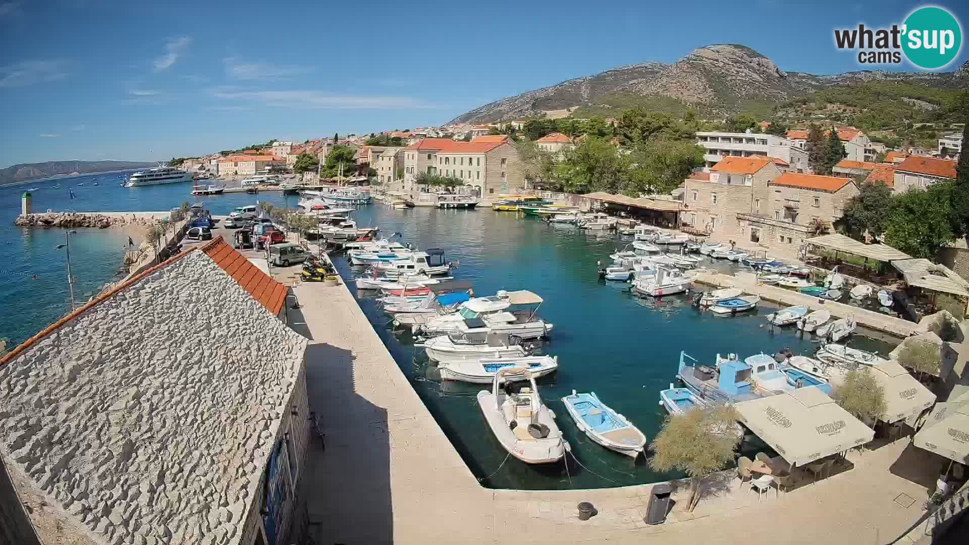 Spletna kamera Bol pristanišče – Pogled v živo na Rivo in marino