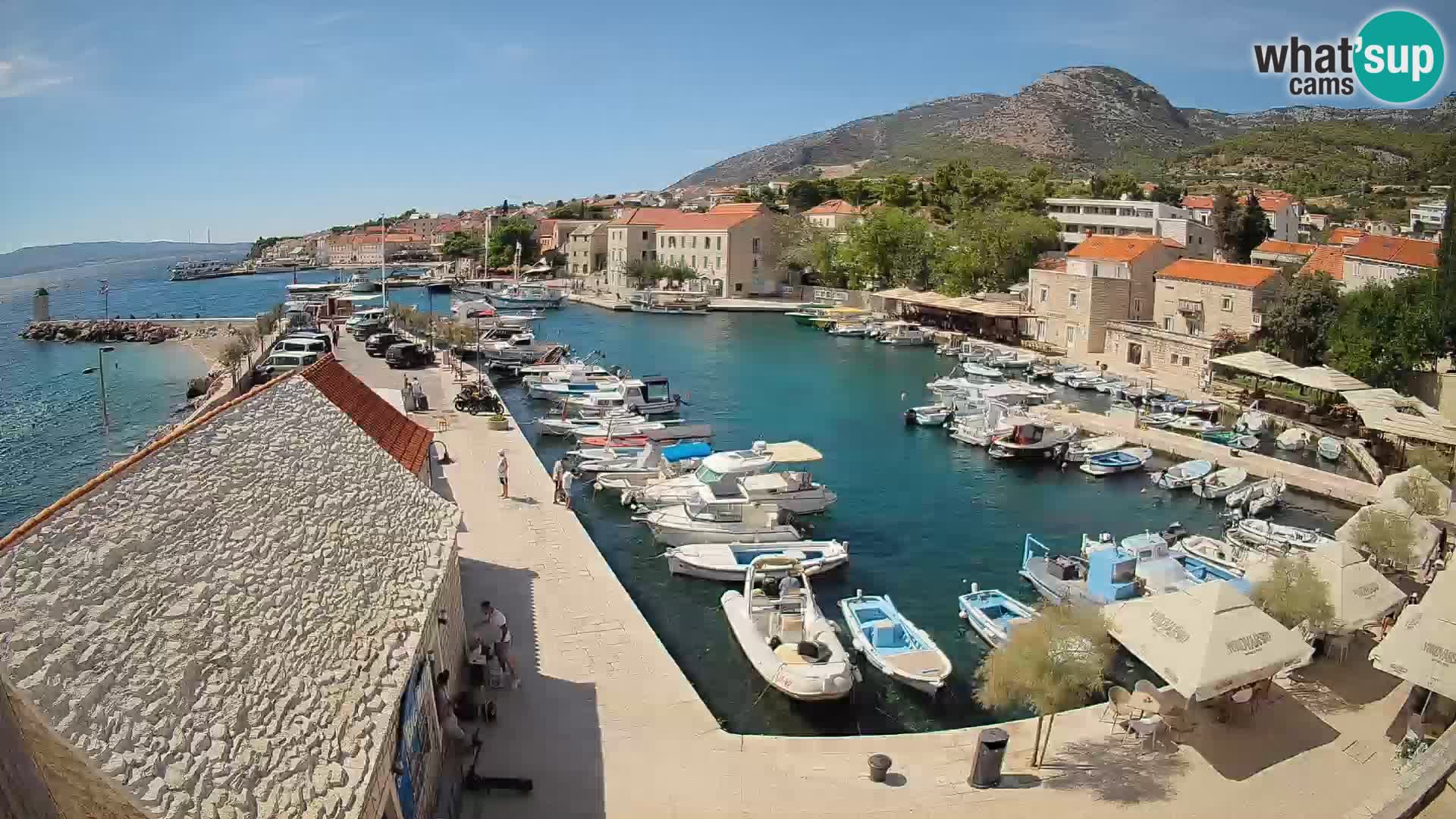 Spletna kamera Bol pristanišče – Pogled v živo na Rivo in marino