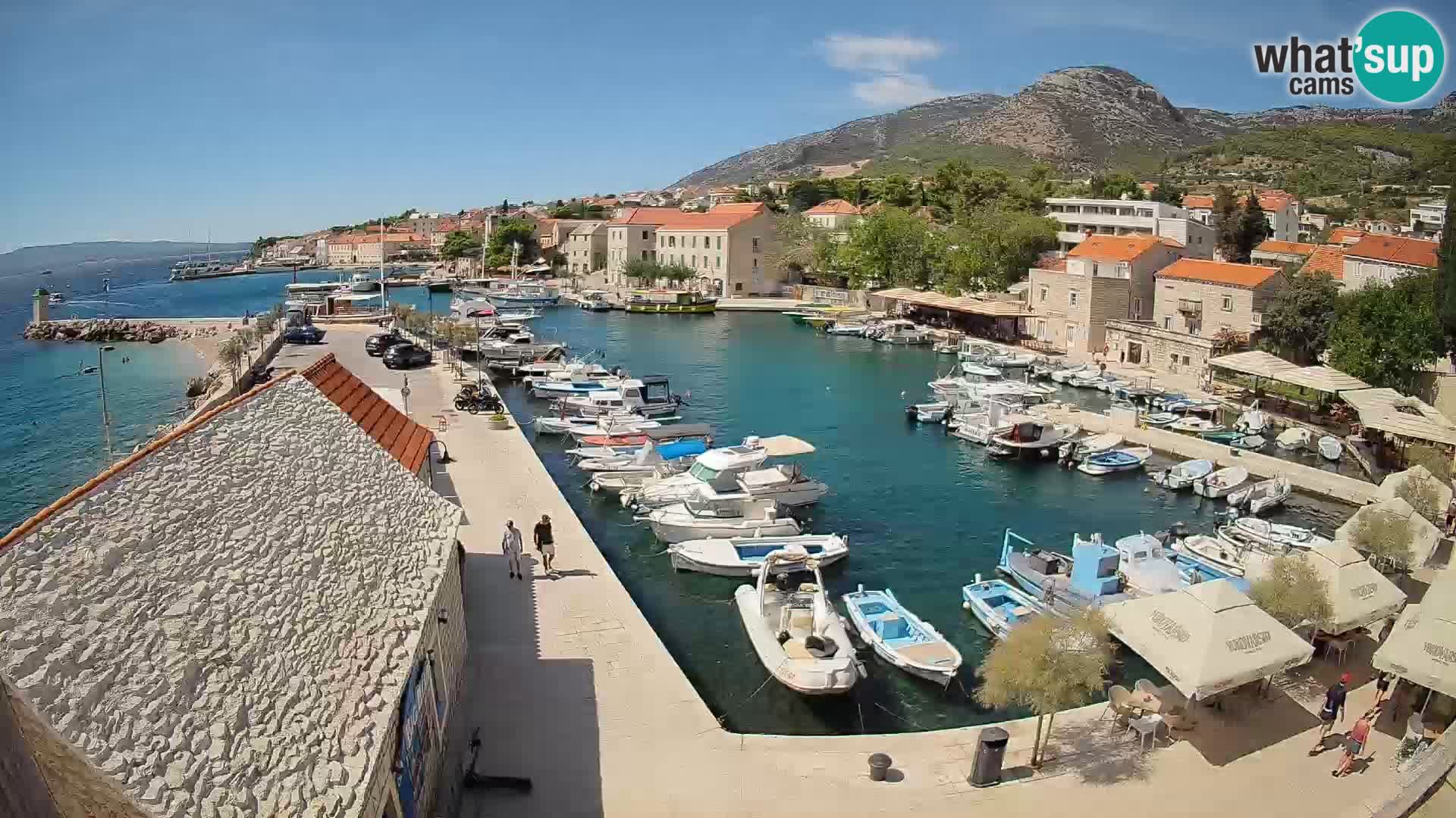 Spletna kamera Bol pristanišče – Pogled v živo na Rivo in marino