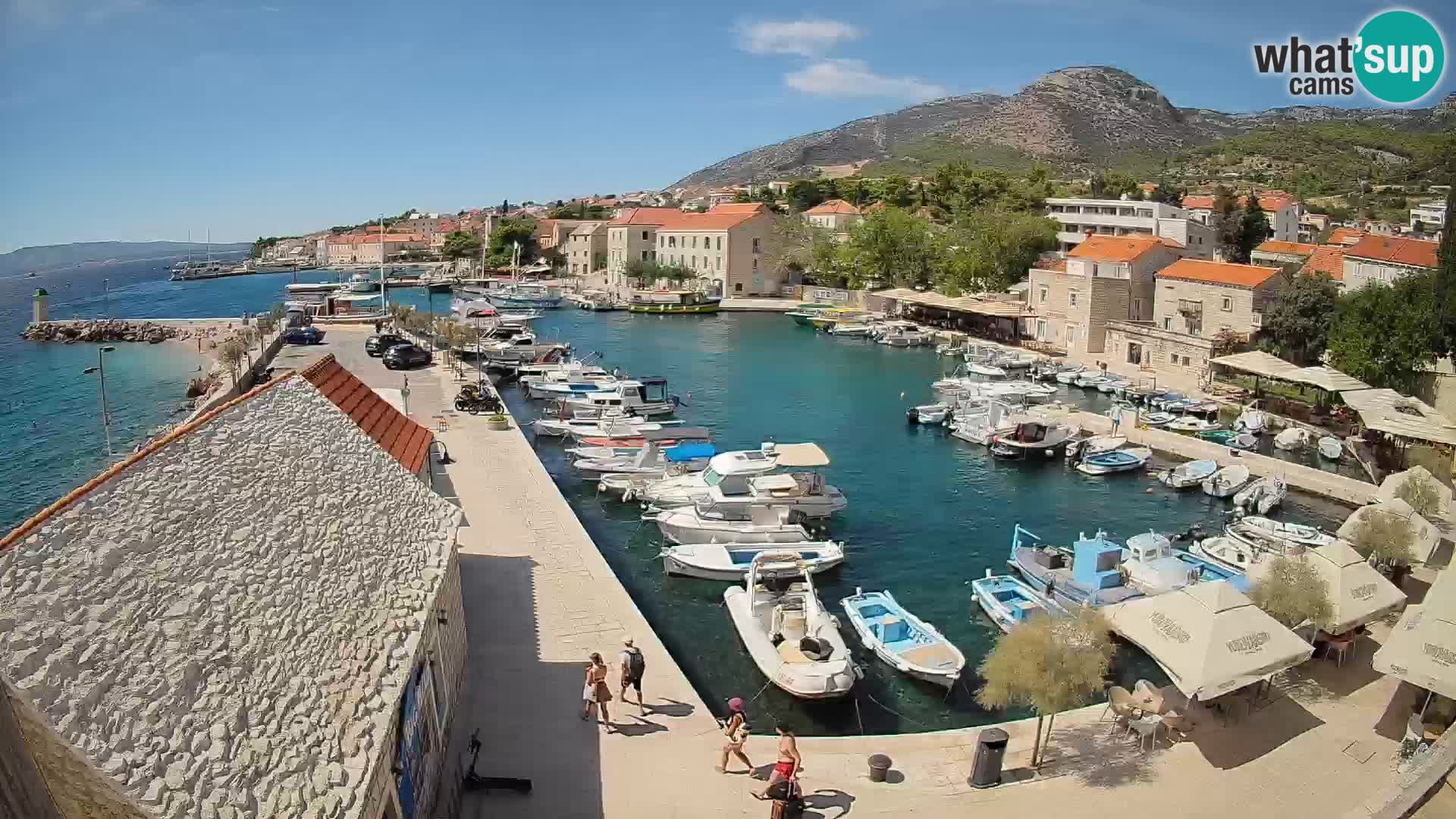 Spletna kamera Bol pristanišče – Pogled v živo na Rivo in marino