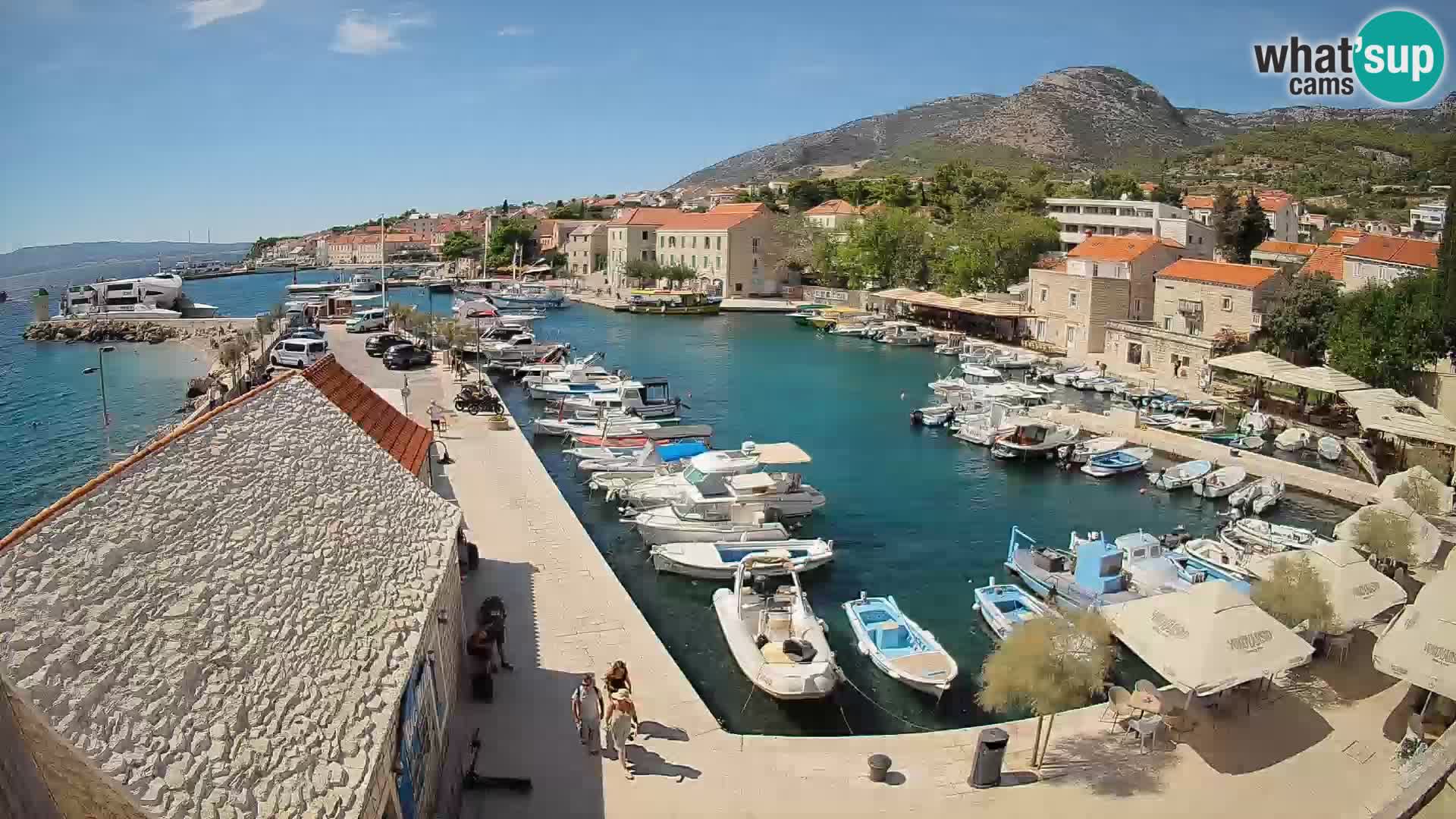 Spletna kamera Bol pristanišče – Pogled v živo na Rivo in marino