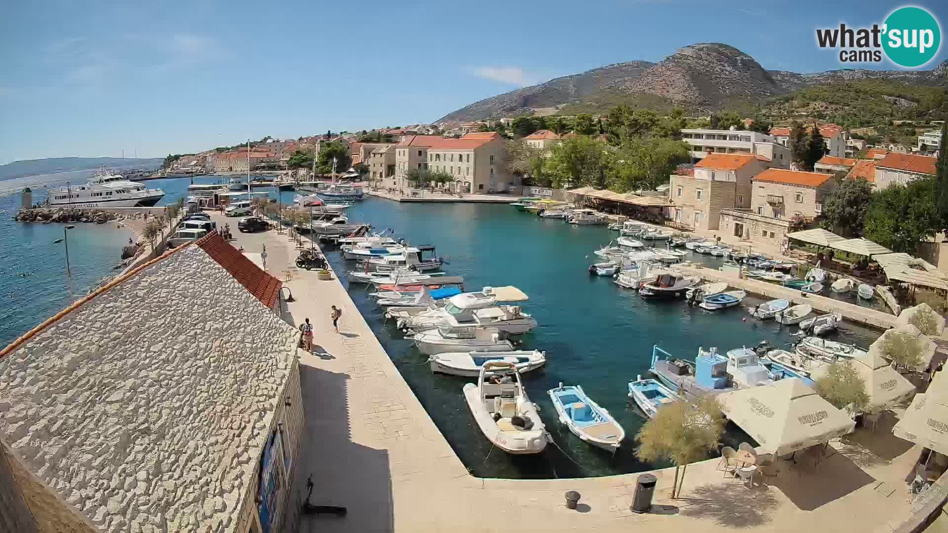 Spletna kamera Bol pristanišče – Pogled v živo na Rivo in marino