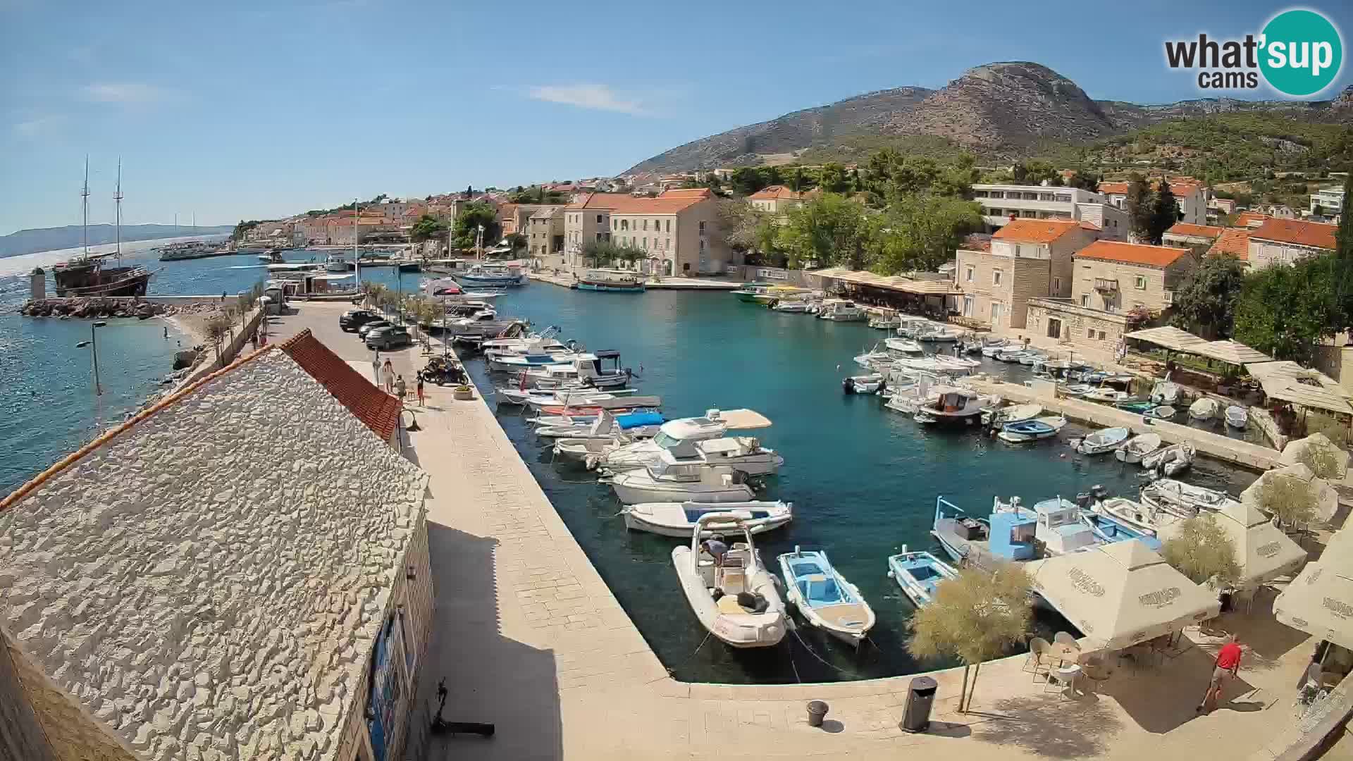 Spletna kamera Bol pristanišče – Pogled v živo na Rivo in marino