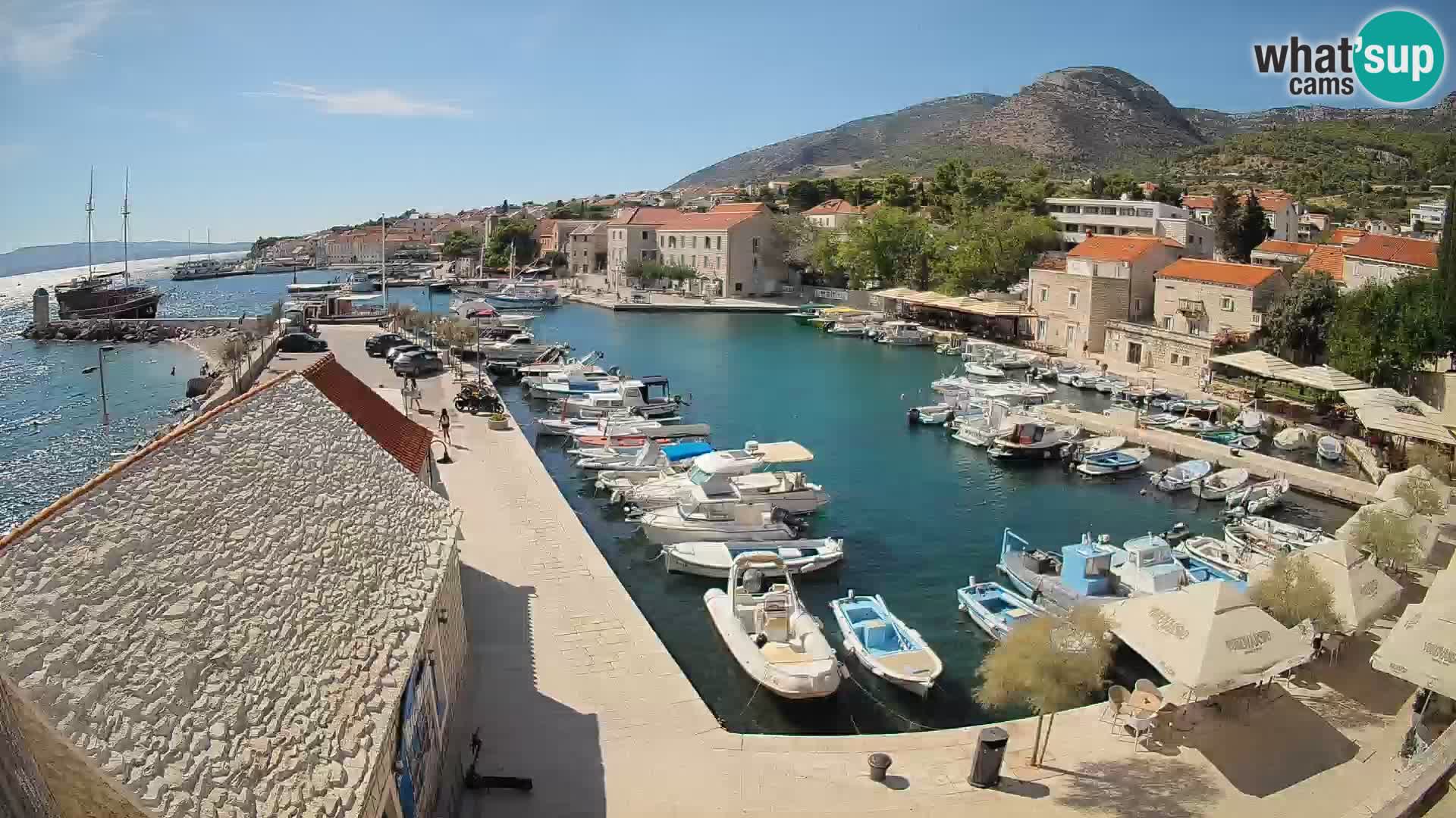 Web kamera Bol Riva – Pogled uživo na luku i marinu