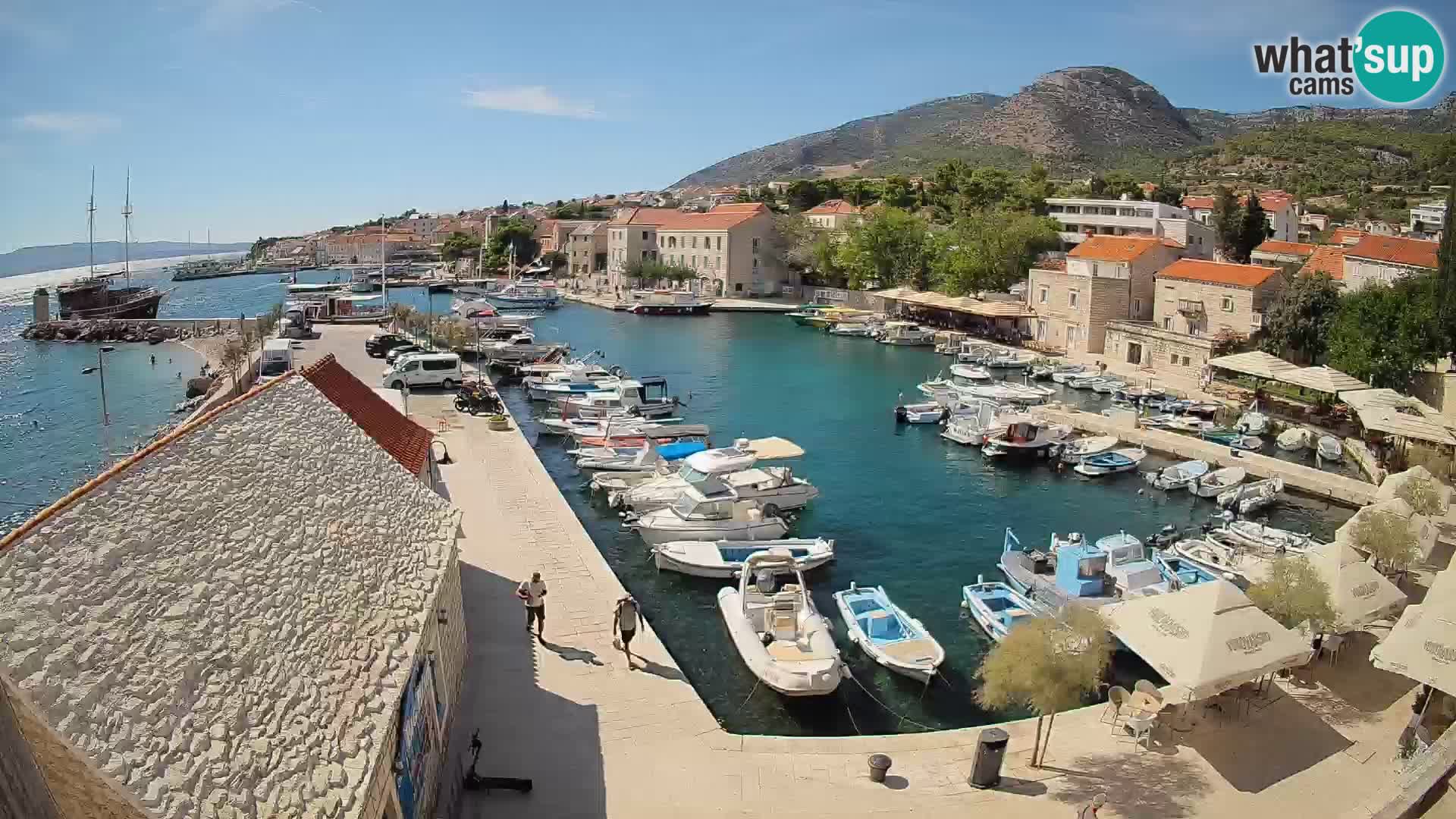 Spletna kamera Bol pristanišče – Pogled v živo na Rivo in marino