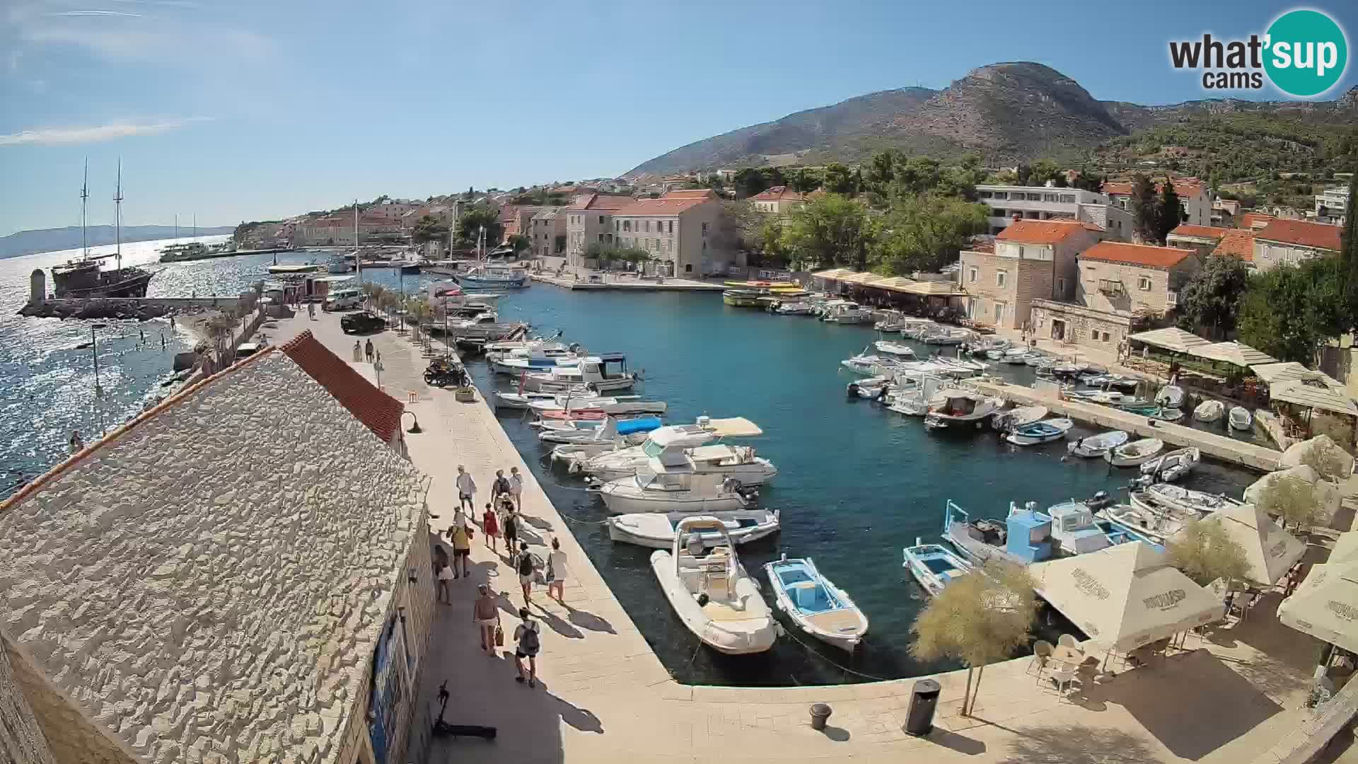 Web kamera Bol Riva – Pogled uživo na luku i marinu