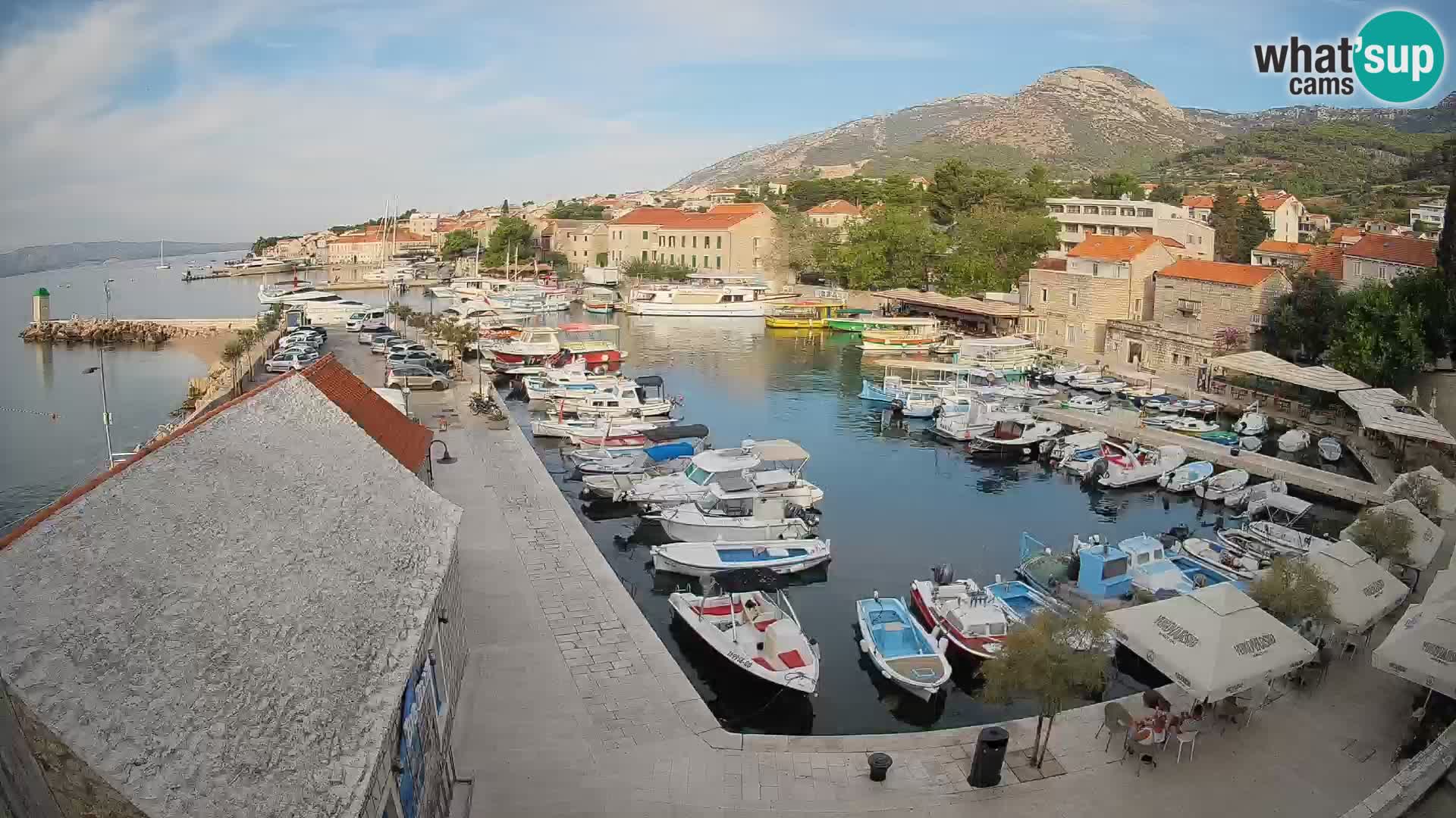 Spletna kamera Bol pristanišče – Pogled v živo na Rivo in marino