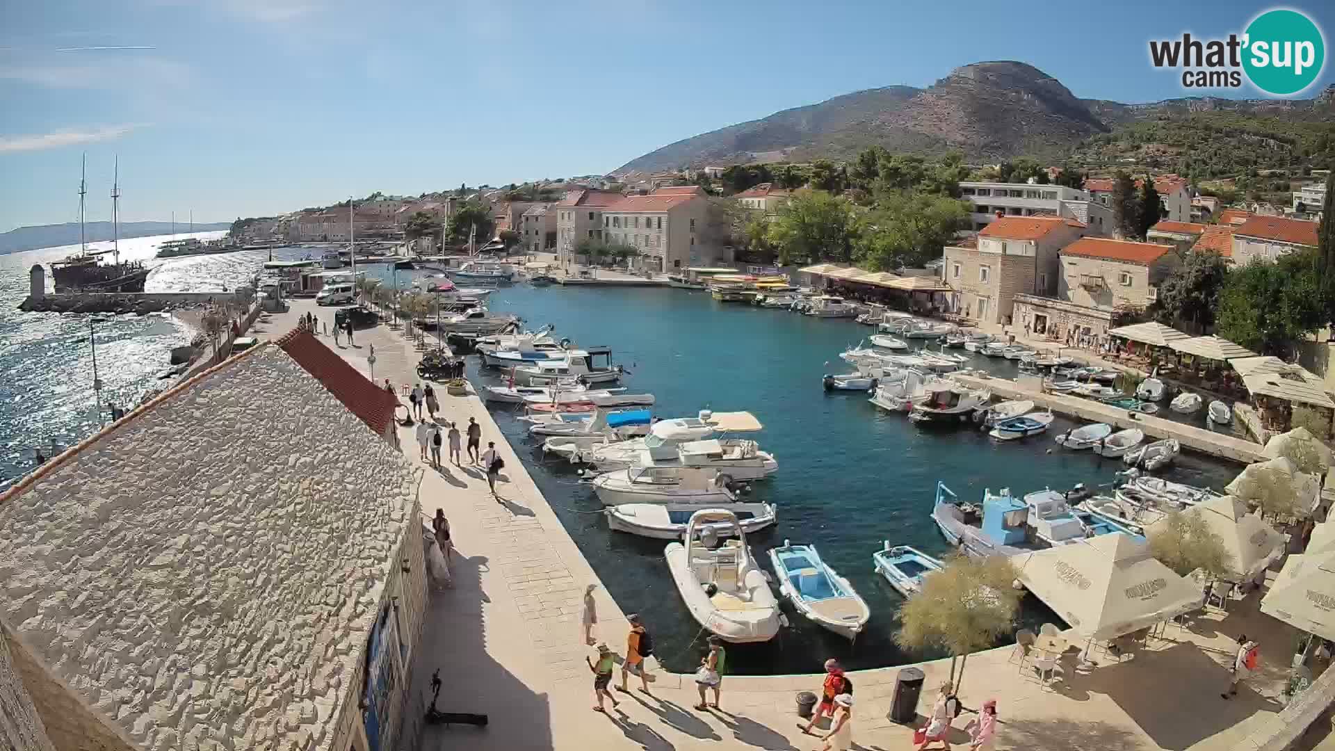 Web kamera Bol Riva – Pogled uživo na luku i marinu