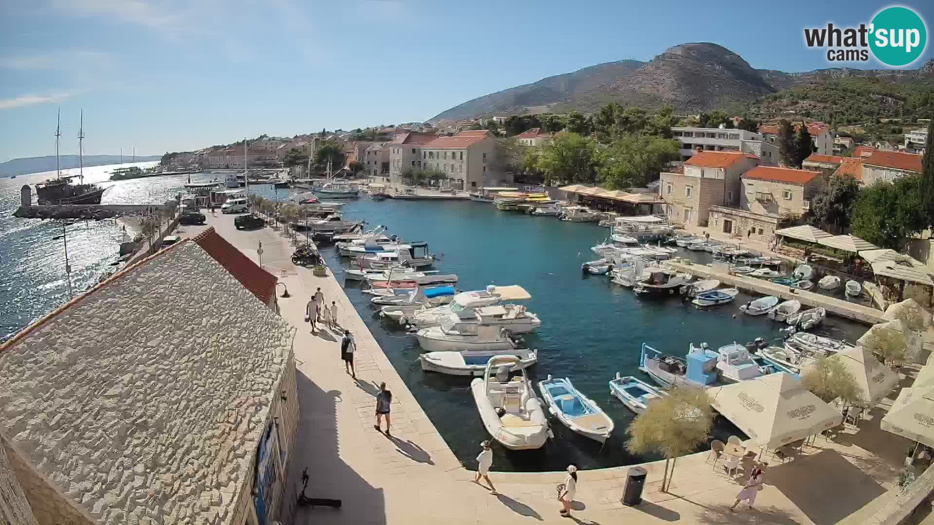 Web kamera Bol Riva – Pogled uživo na luku i marinu