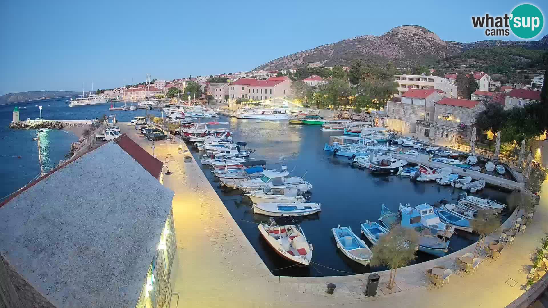 Web kamera Bol Riva – Pogled uživo na luku i marinu
