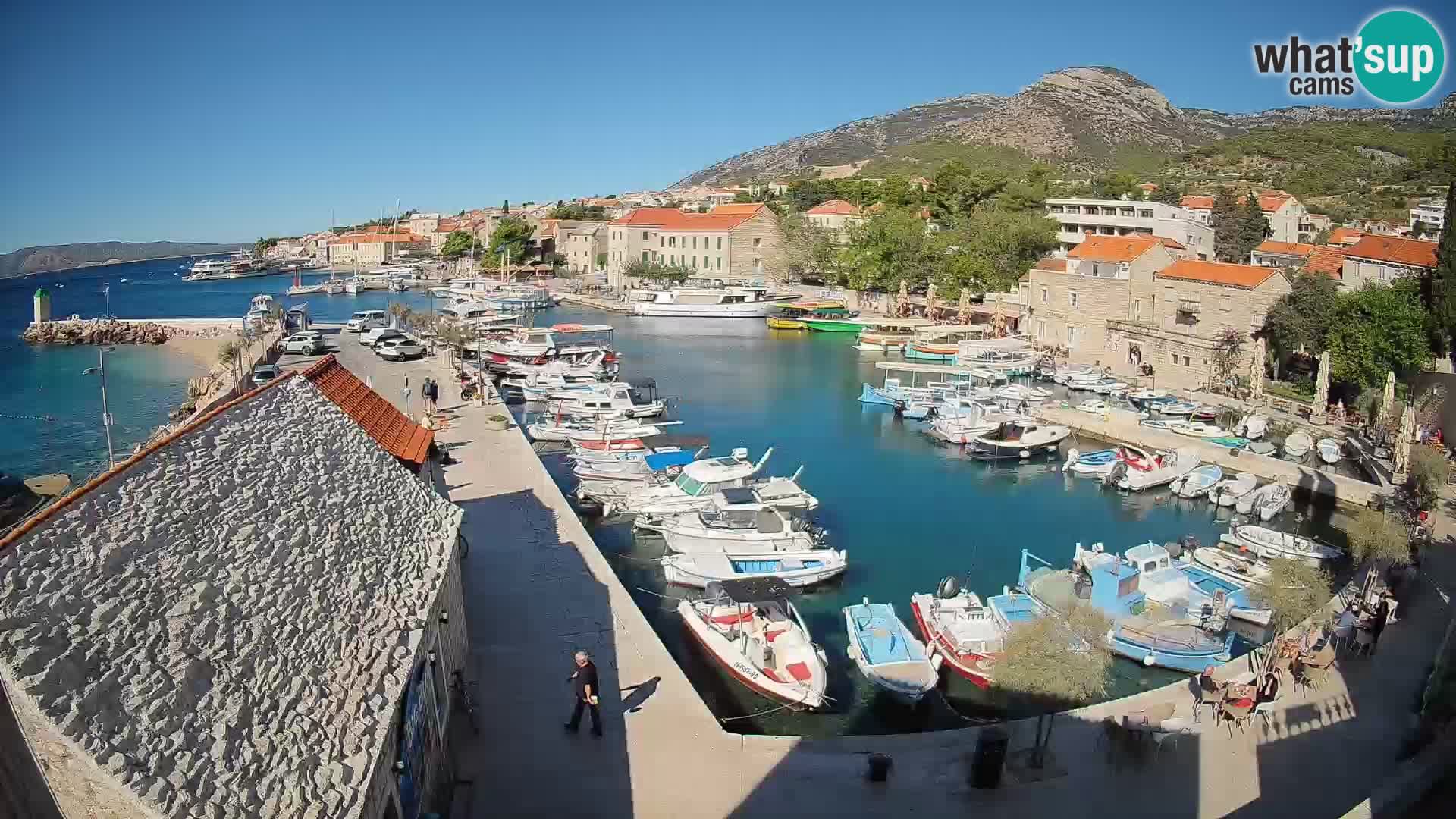 Spletna kamera Bol pristanišče – Pogled v živo na Rivo in marino