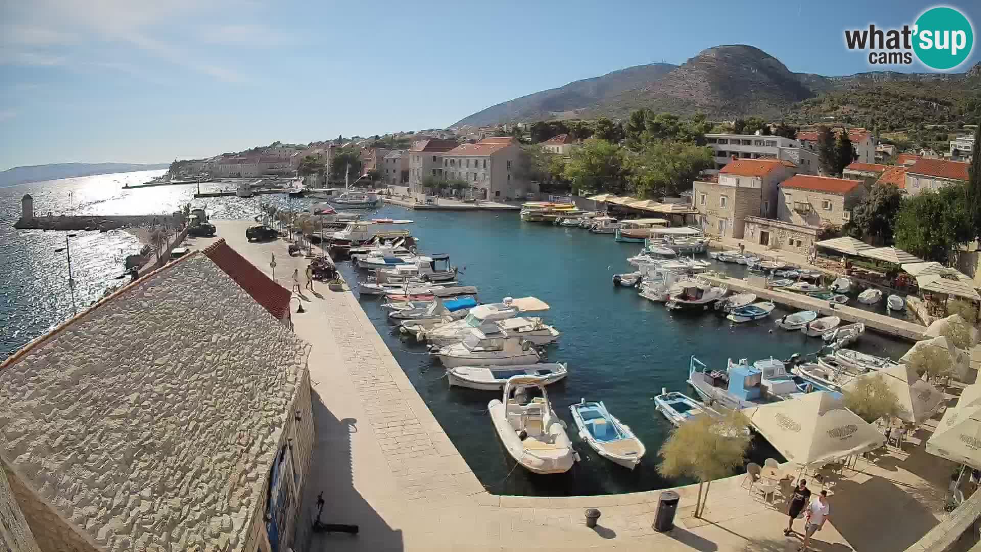 Spletna kamera Bol pristanišče – Pogled v živo na Rivo in marino