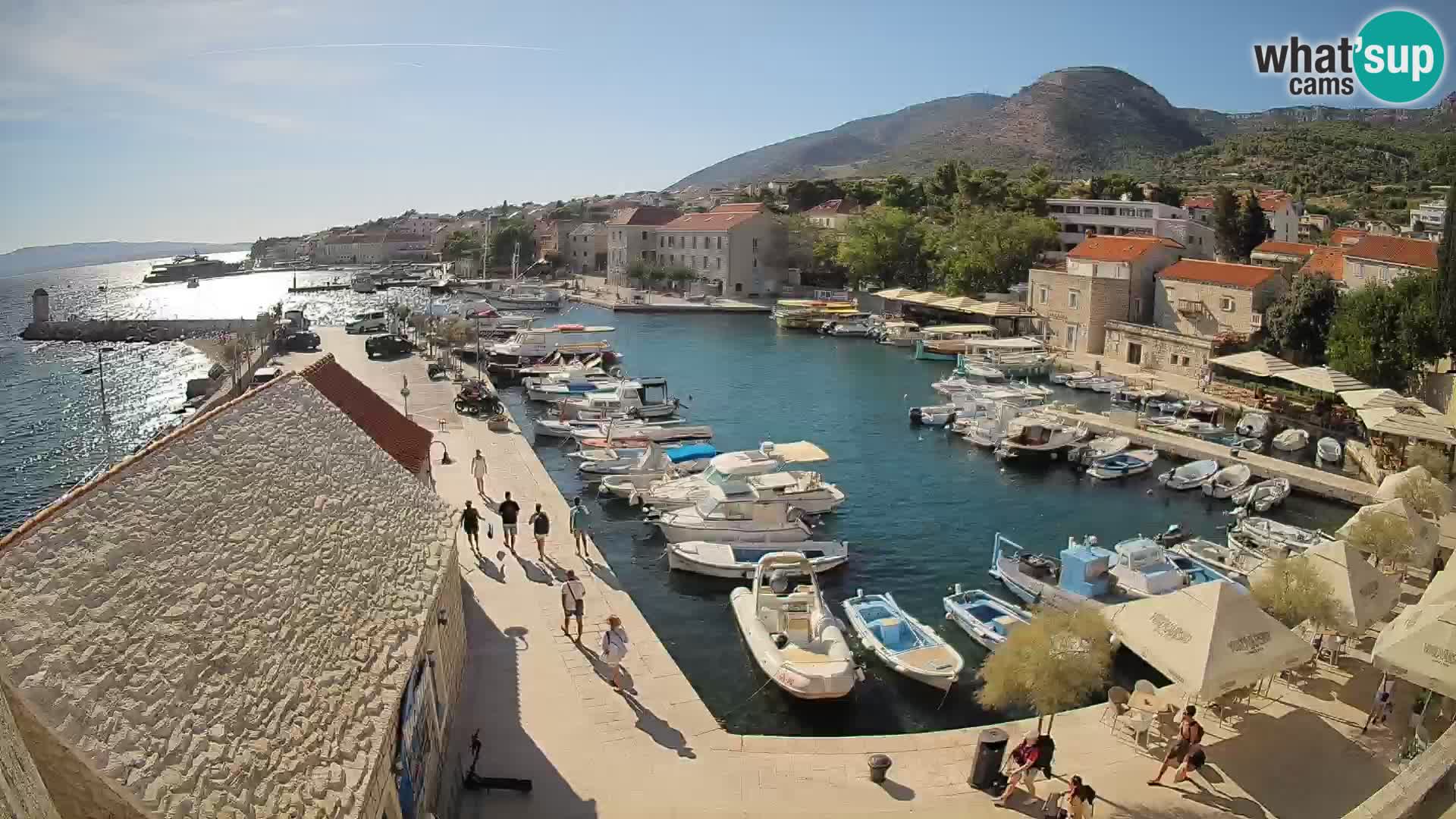 Web kamera Bol Riva – Pogled uživo na luku i marinu