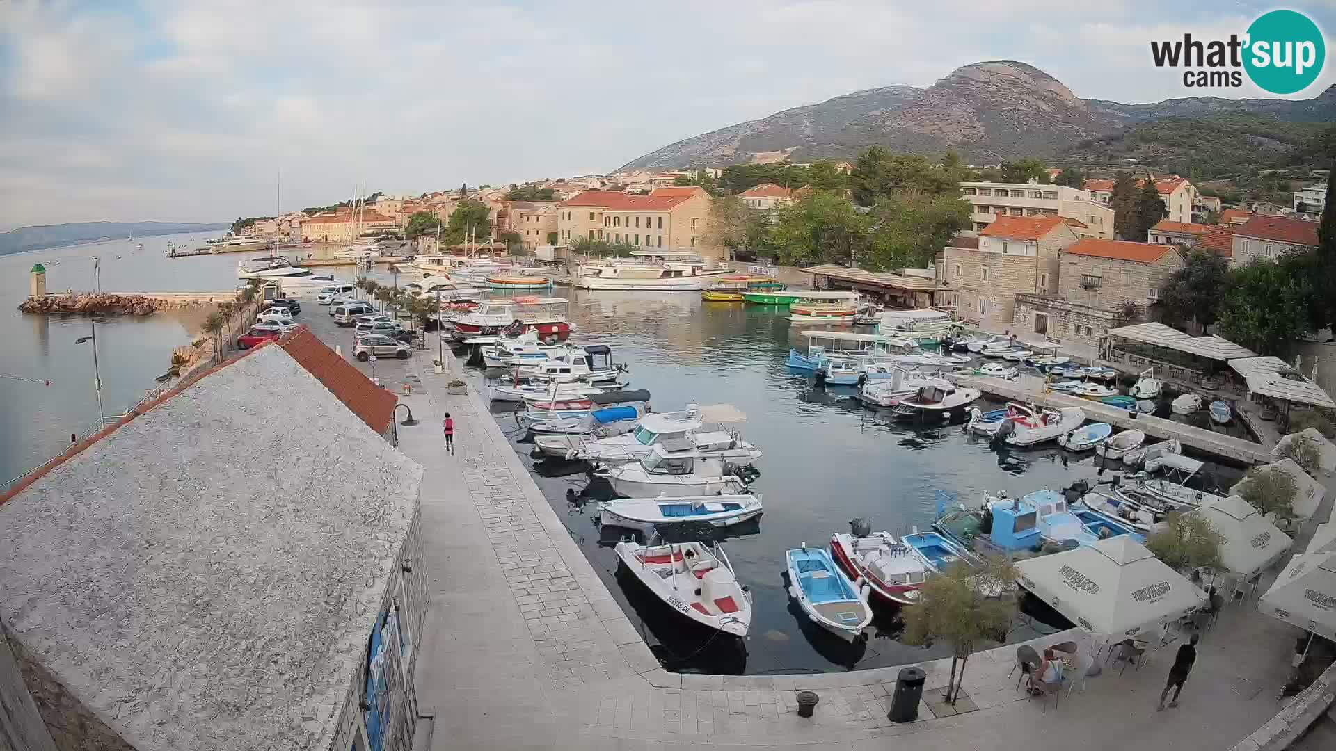 Web kamera Bol Riva – Pogled uživo na luku i marinu