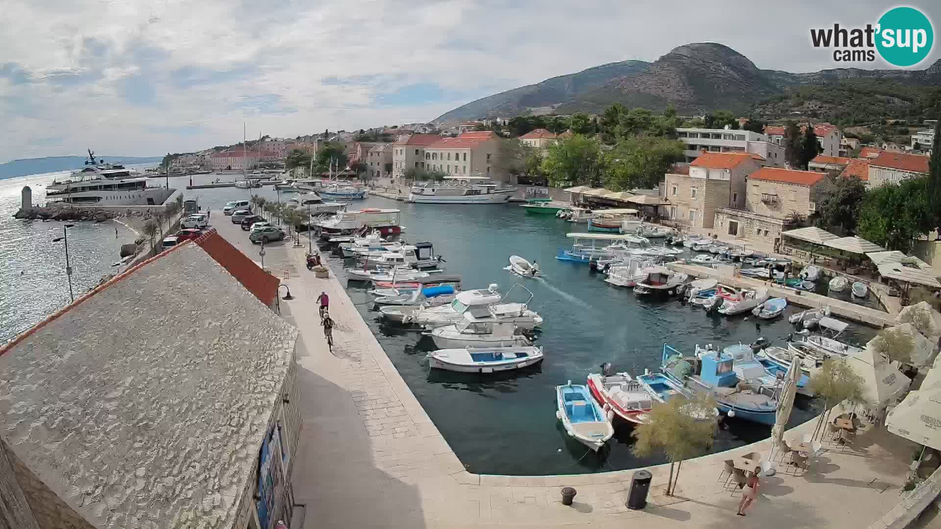 Spletna kamera Bol pristanišče – Pogled v živo na Rivo in marino