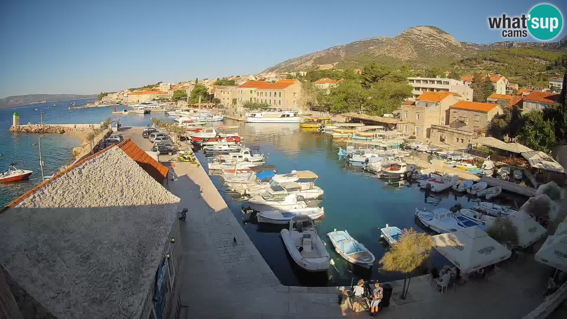 Spletna kamera Bol pristanišče – Pogled v živo na Rivo in marino