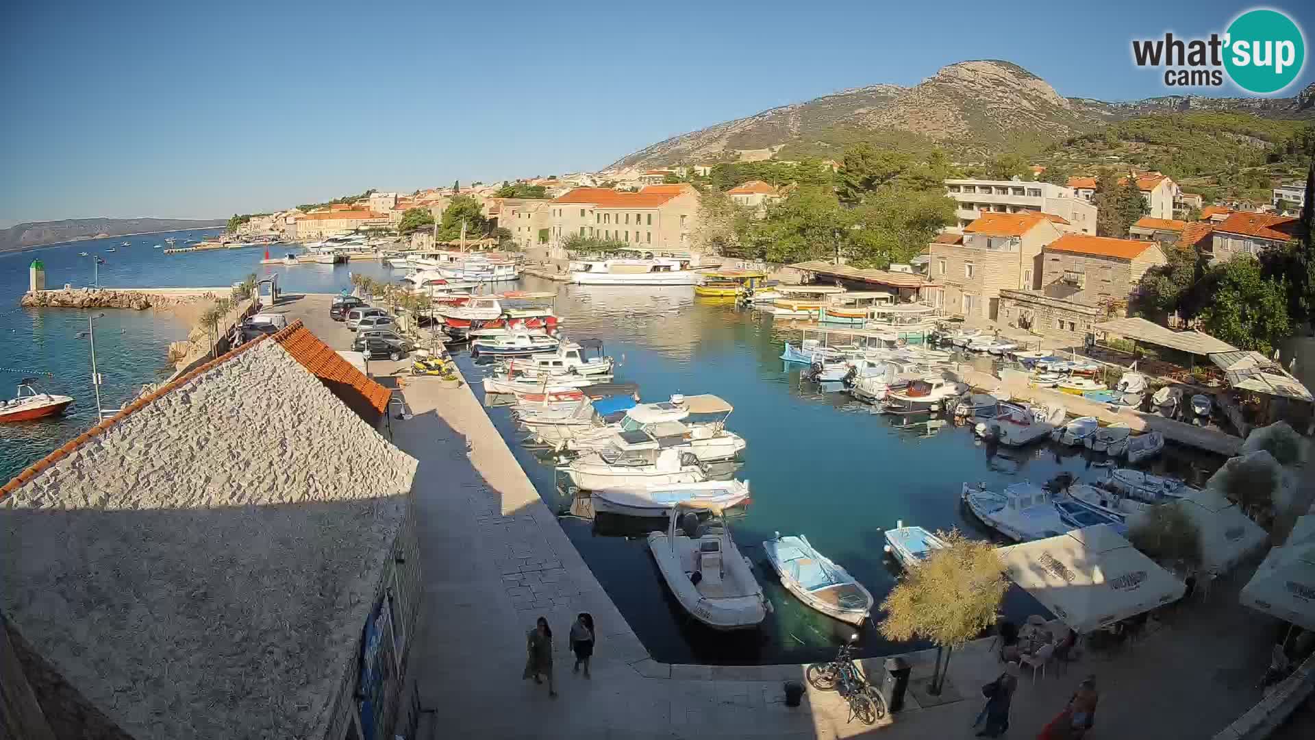 Spletna kamera Bol pristanišče – Pogled v živo na Rivo in marino