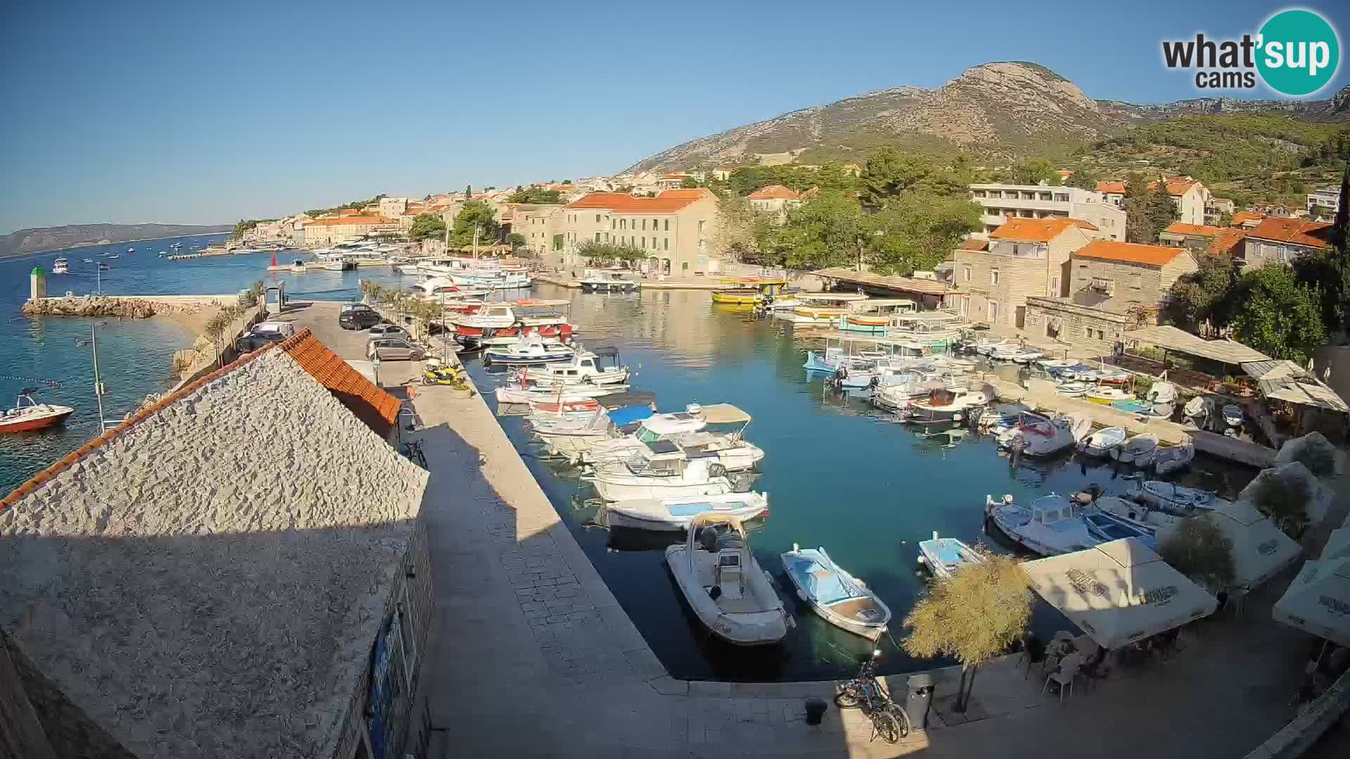Web kamera Bol Riva – Pogled uživo na luku i marinu