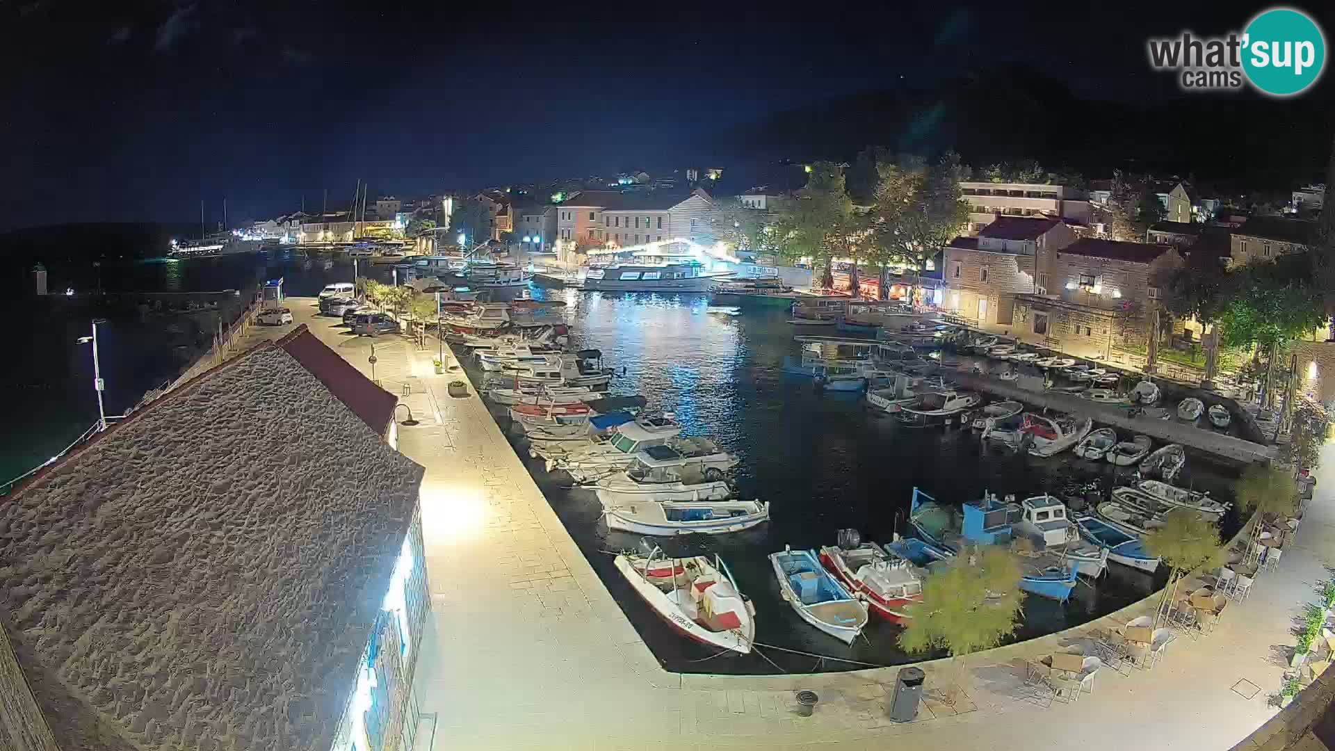 Web kamera Bol Riva – Pogled uživo na luku i marinu