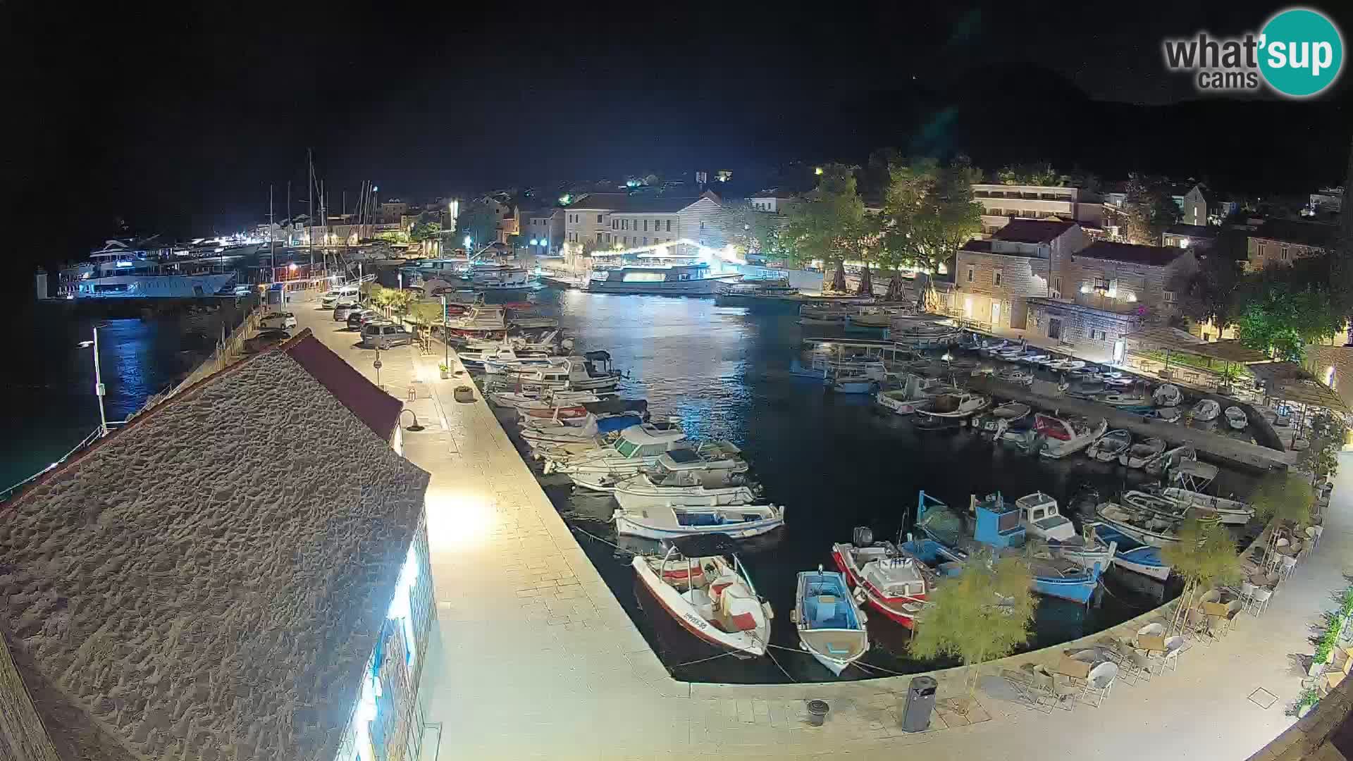 Spletna kamera Bol pristanišče – Pogled v živo na Rivo in marino