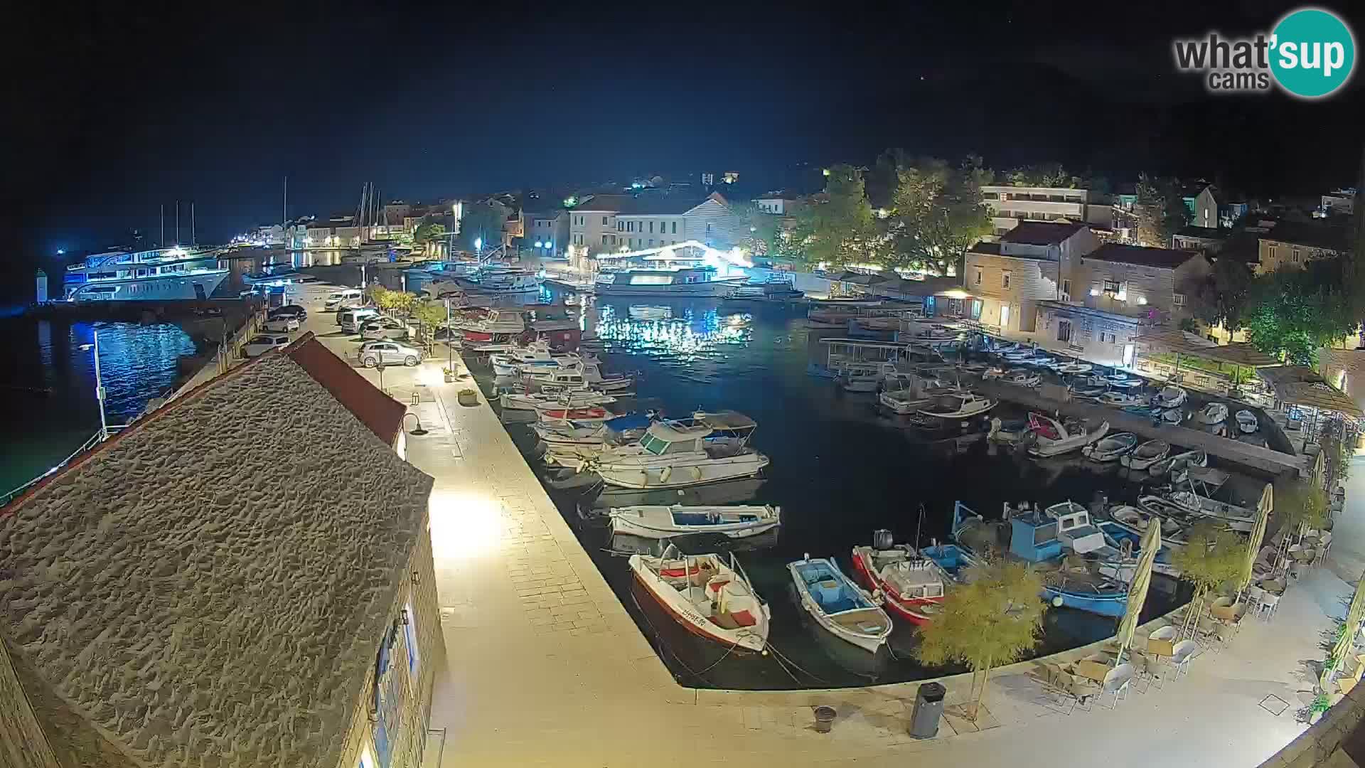 Web kamera Bol Riva – Pogled uživo na luku i marinu