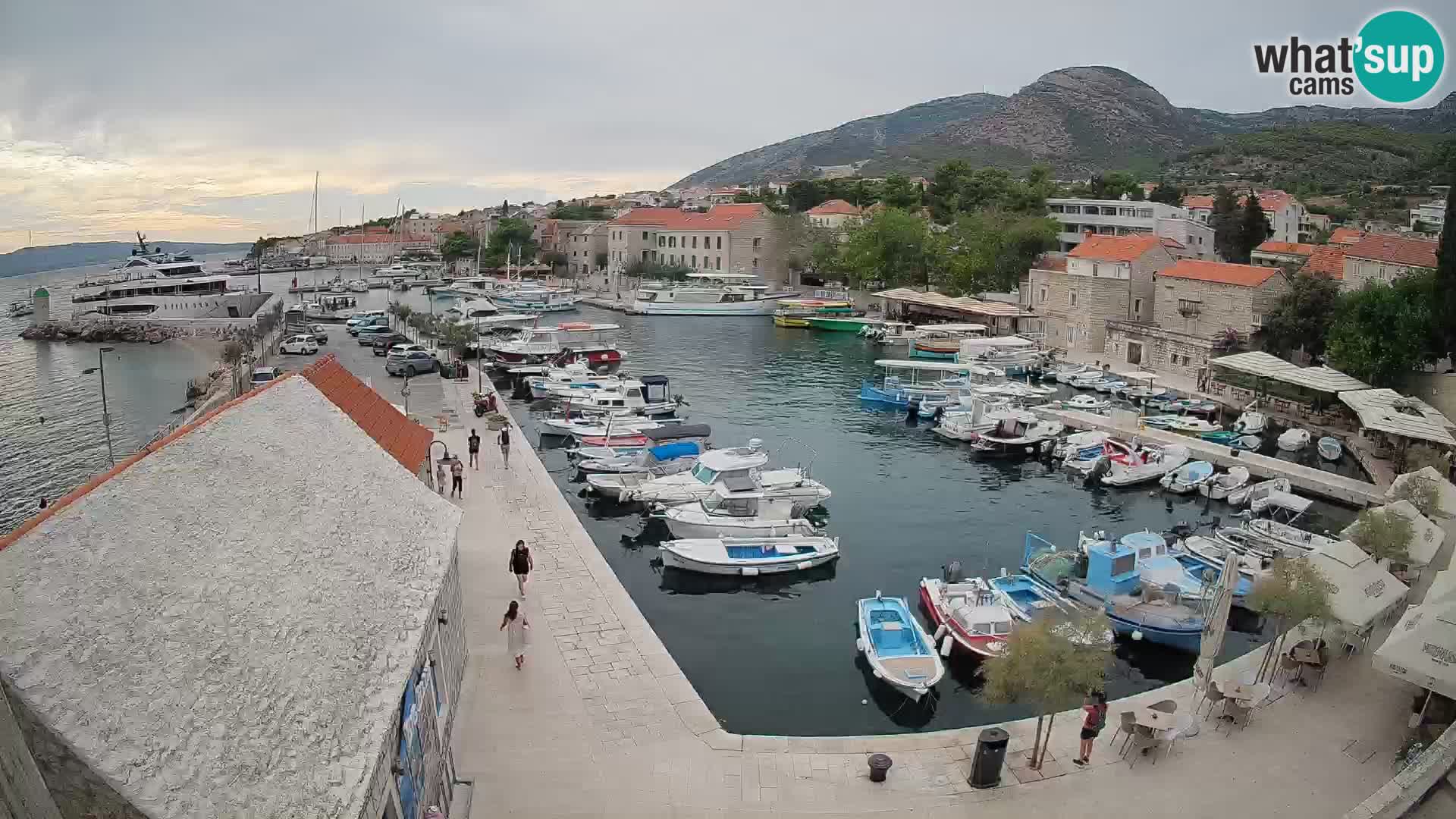 Spletna kamera Bol pristanišče – Pogled v živo na Rivo in marino