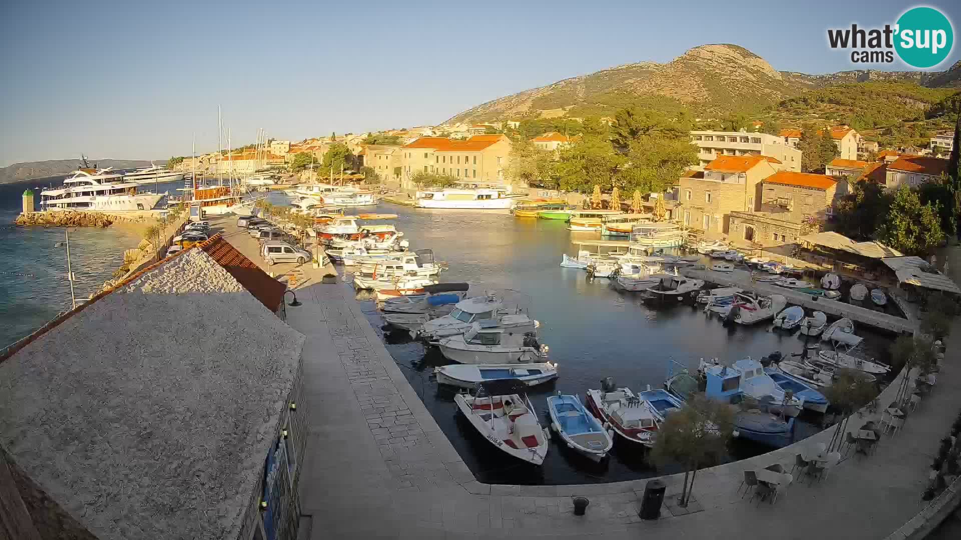 Spletna kamera Bol pristanišče – Pogled v živo na Rivo in marino