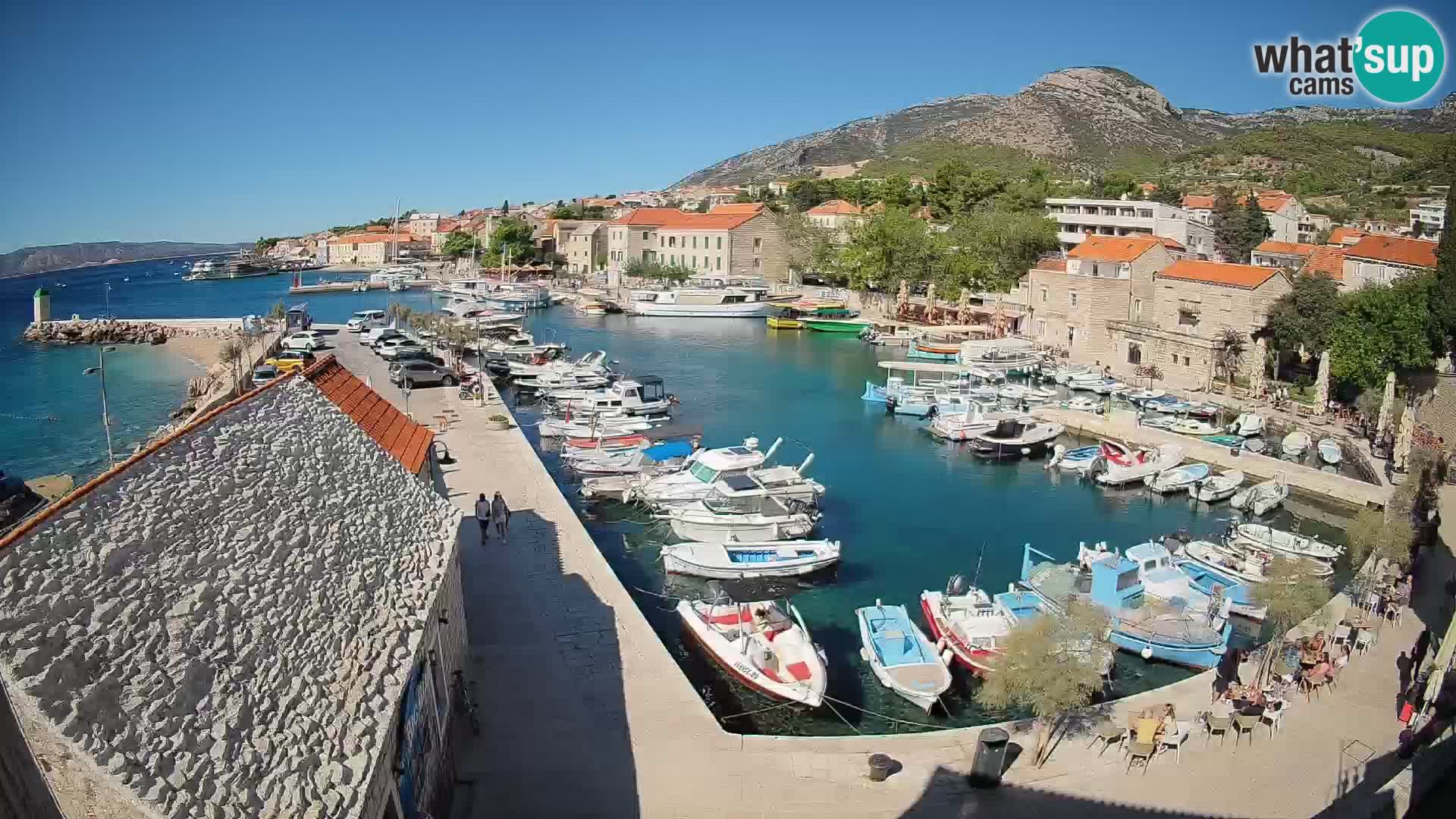 Spletna kamera Bol pristanišče – Pogled v živo na Rivo in marino