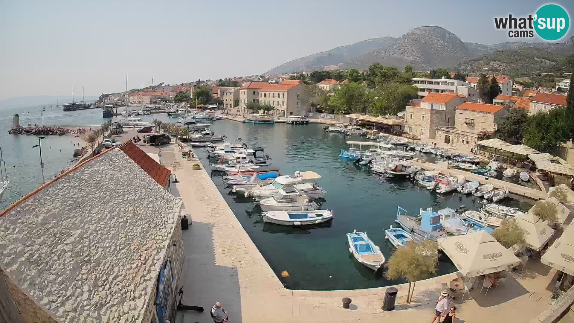 Web kamera Bol Riva – Pogled uživo na luku i marinu