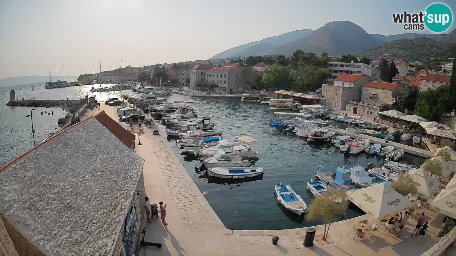 Web kamera Bol Riva – Pogled uživo na luku i marinu