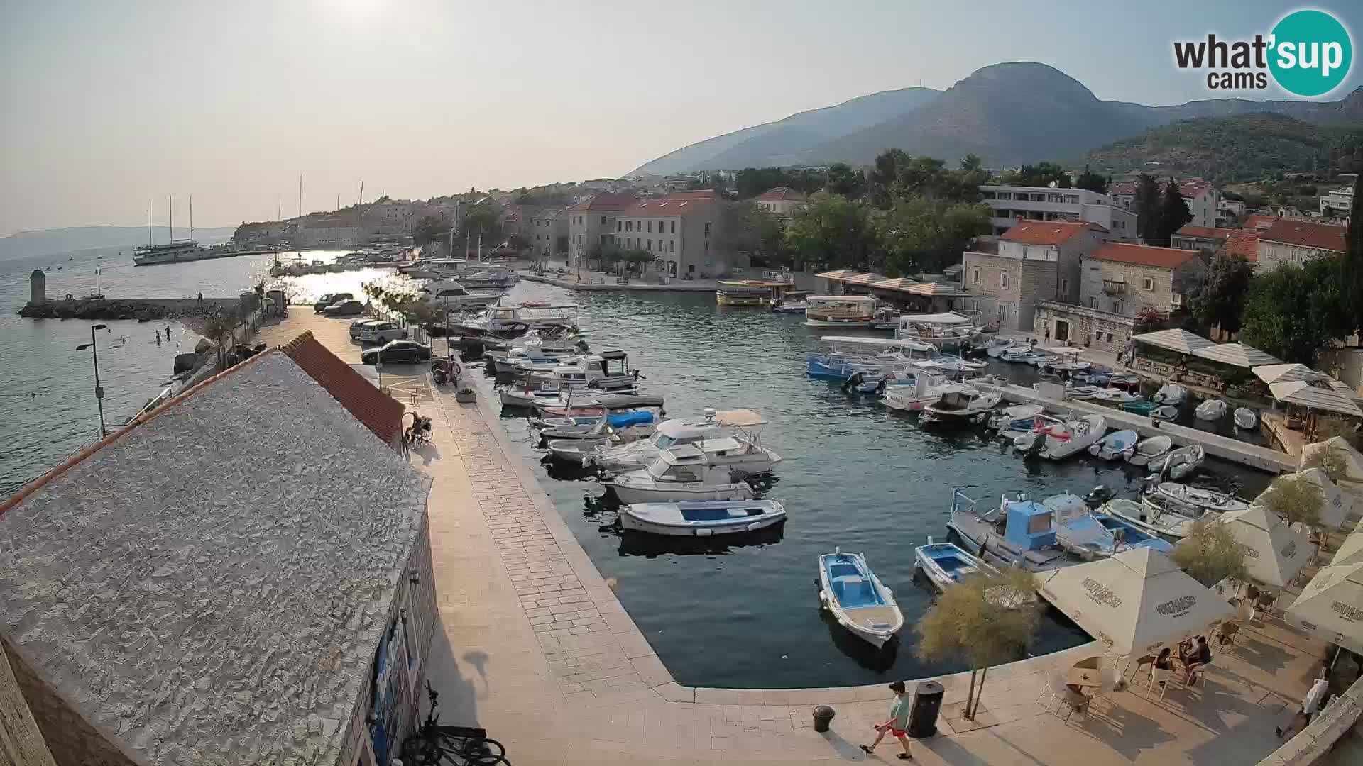 Web kamera Bol Riva – Pogled uživo na luku i marinu