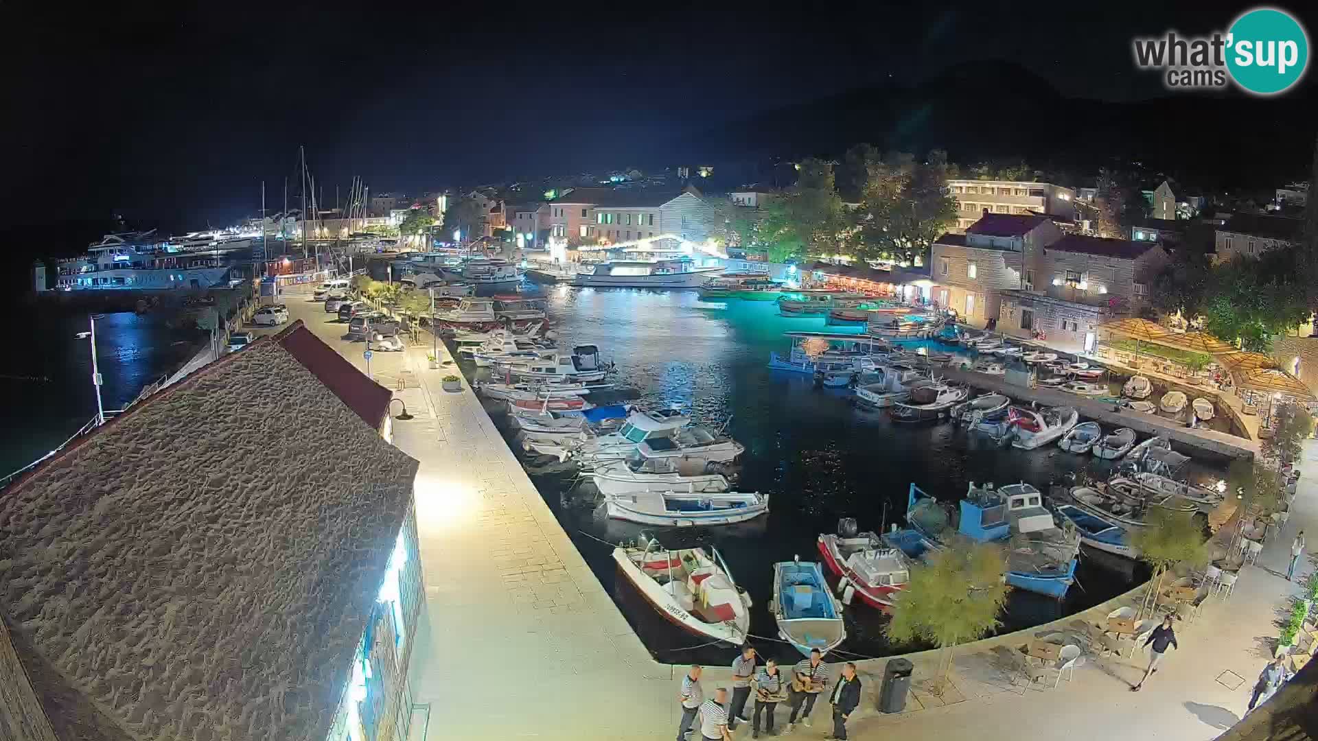 Spletna kamera Bol pristanišče – Pogled v živo na Rivo in marino