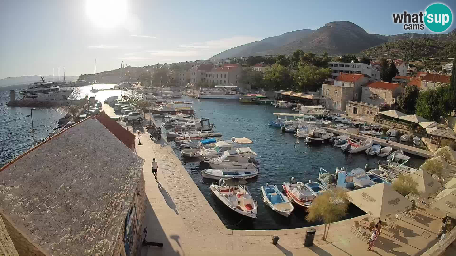 Spletna kamera Bol pristanišče – Pogled v živo na Rivo in marino