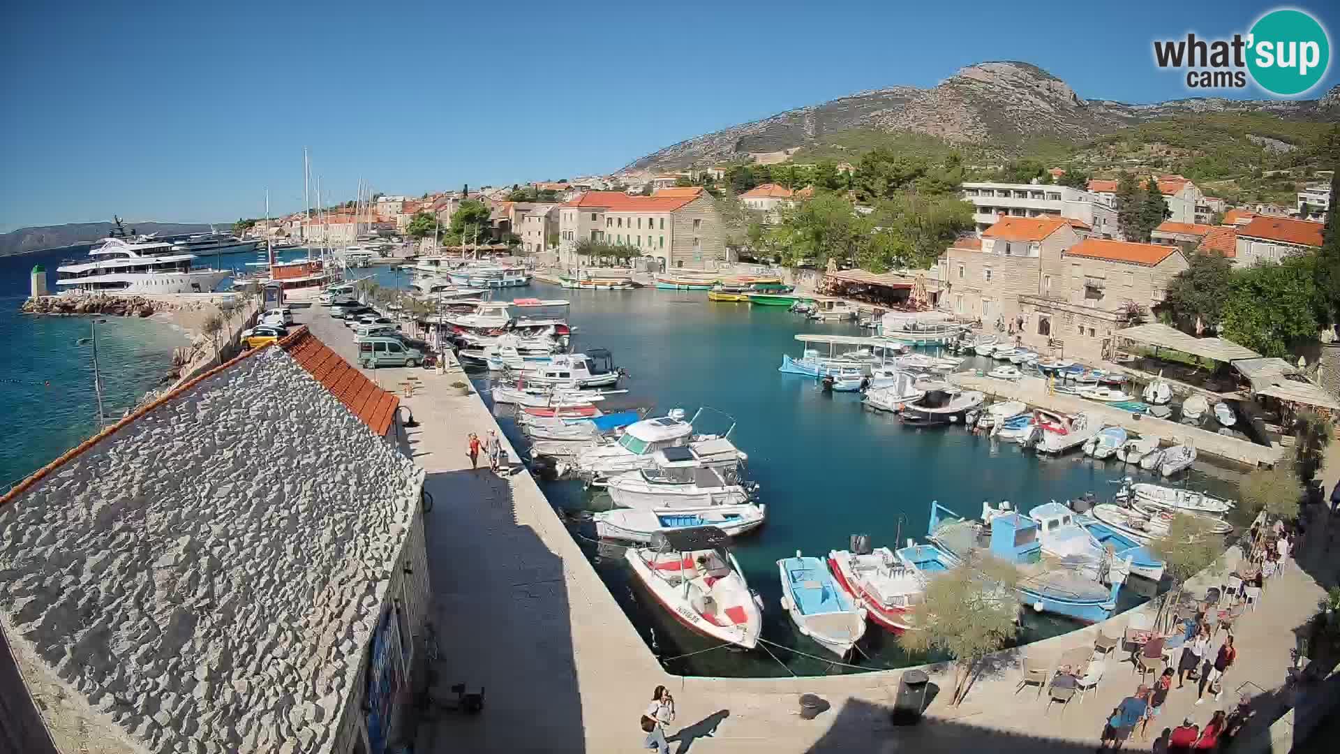 Web kamera Bol Riva – Pogled uživo na luku i marinu