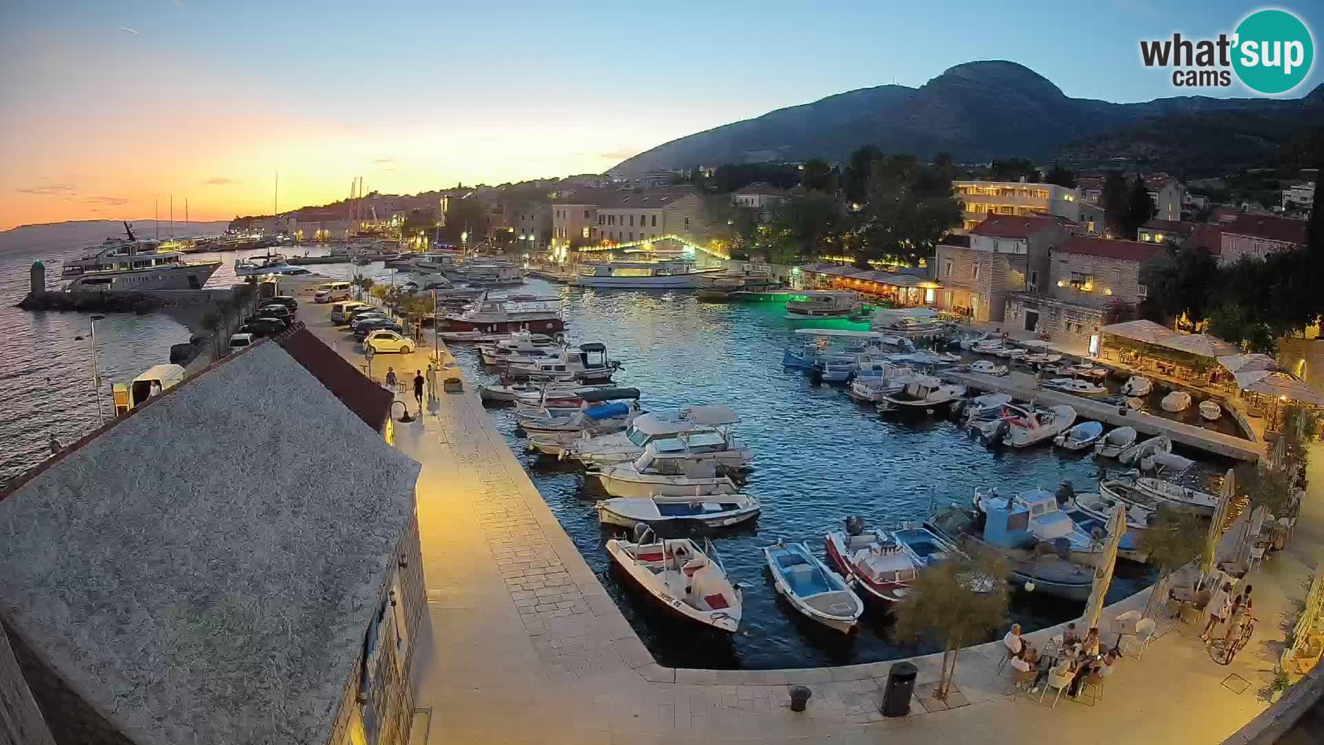 Web kamera Bol Riva – Pogled uživo na luku i marinu
