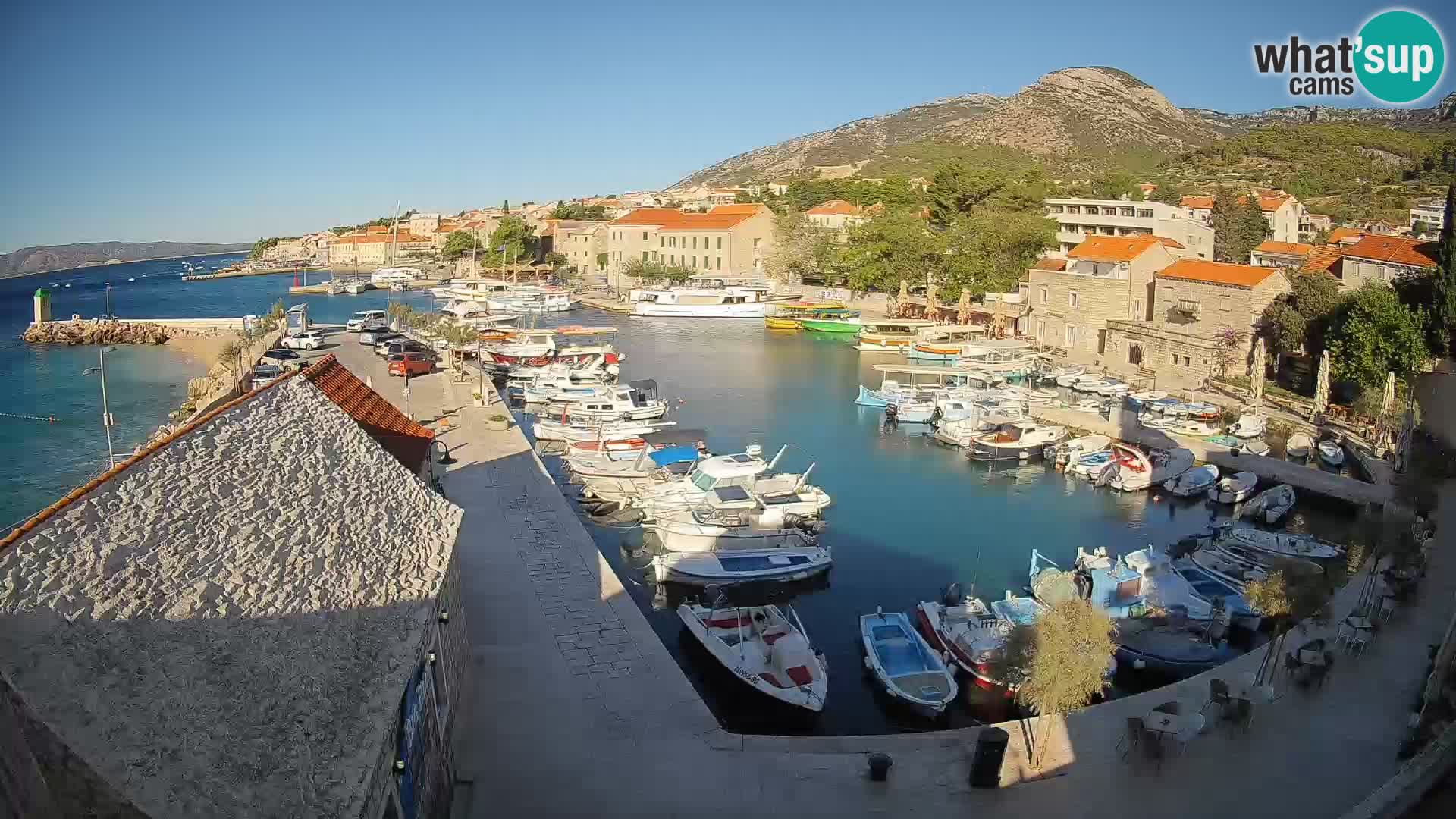 Web kamera Bol Riva – Pogled uživo na luku i marinu