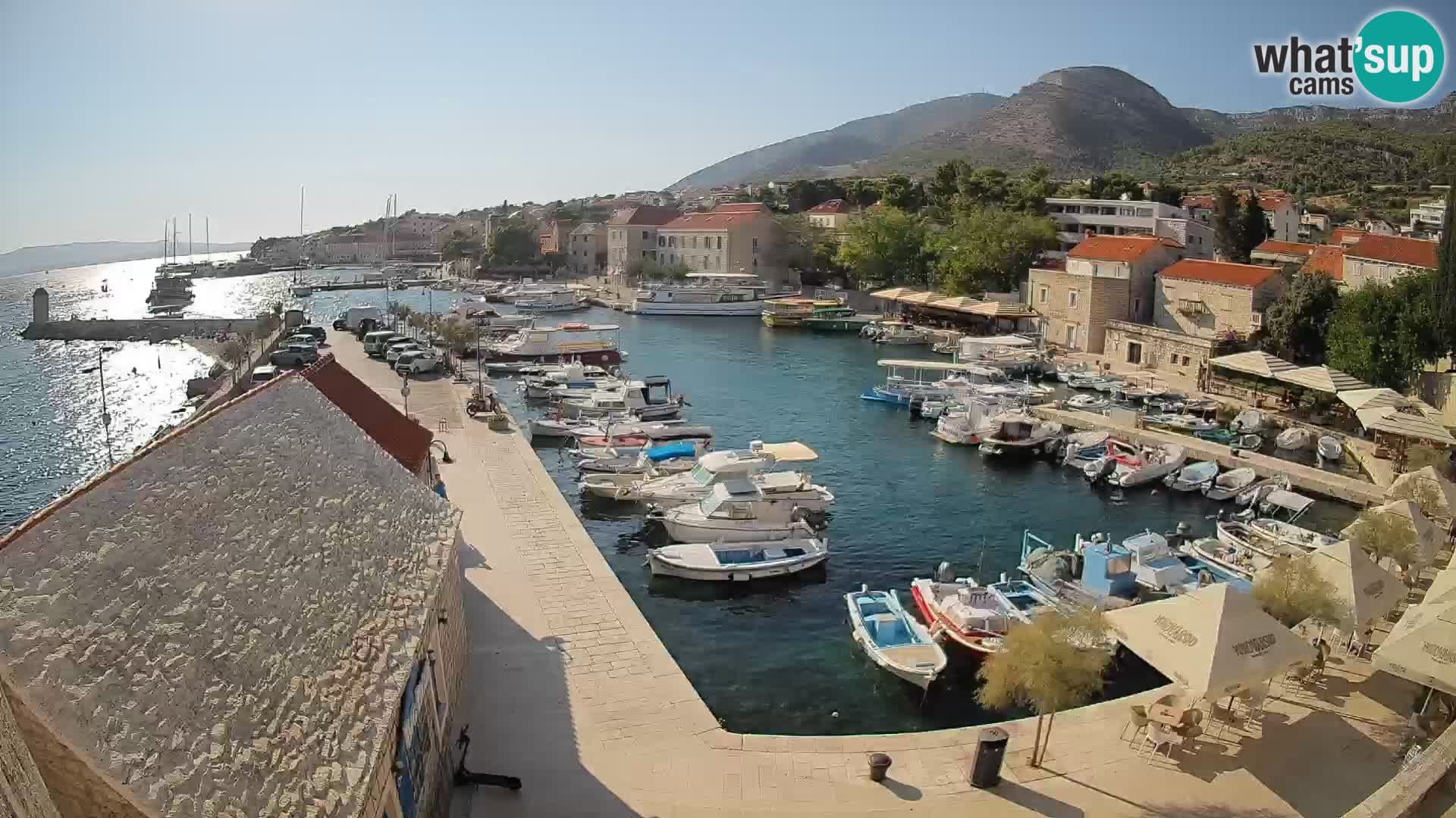 Web kamera Bol Riva – Pogled uživo na luku i marinu