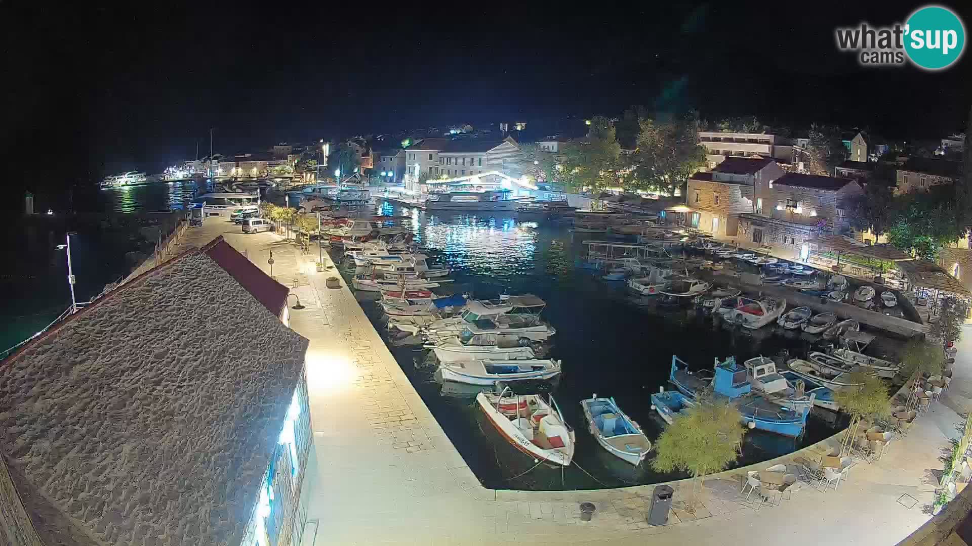Web kamera Bol Riva – Pogled uživo na luku i marinu