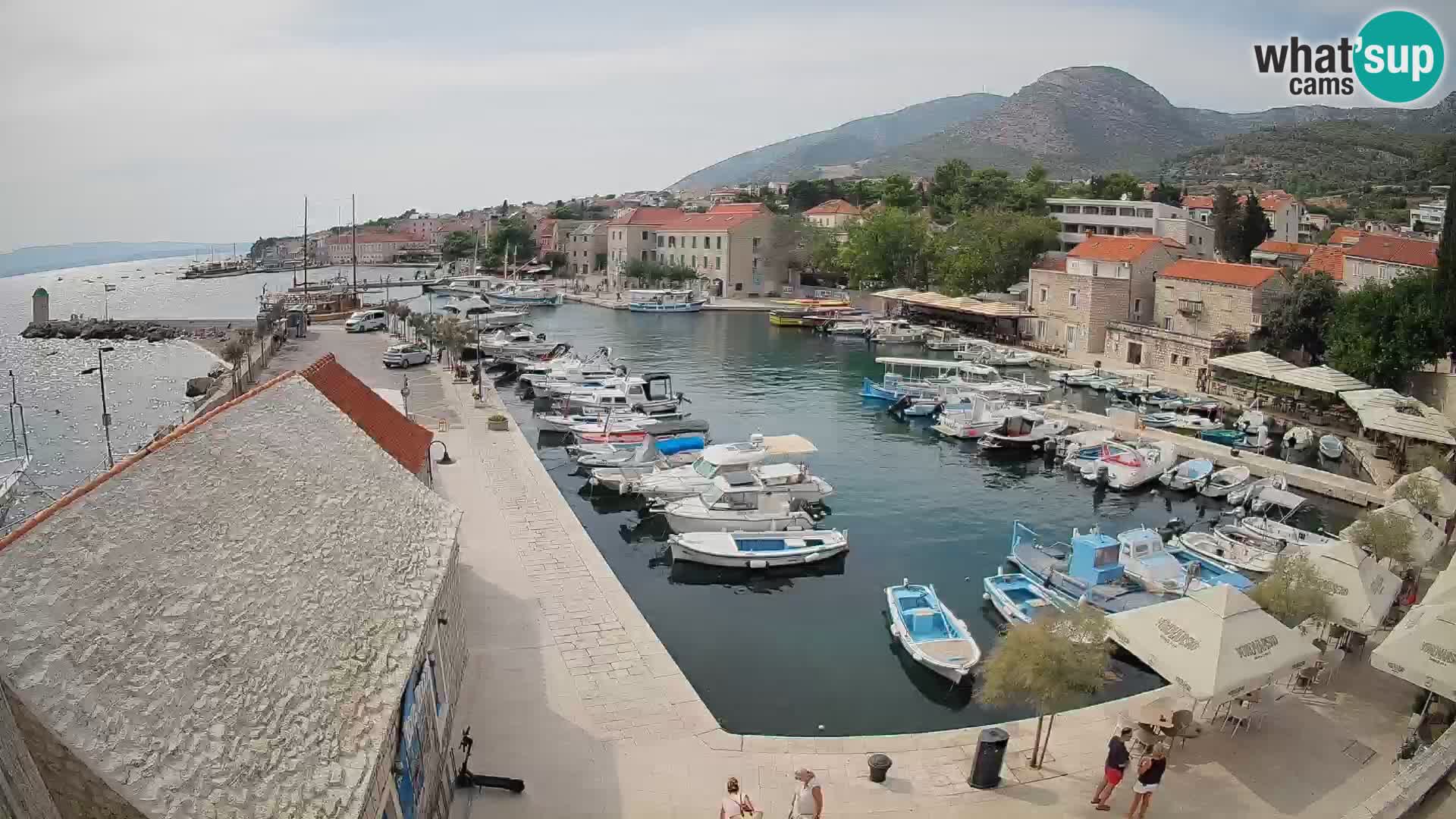 Web kamera Bol Riva – Pogled uživo na luku i marinu