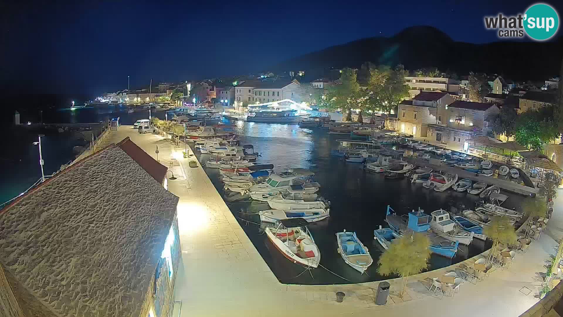Spletna kamera Bol pristanišče – Pogled v živo na Rivo in marino